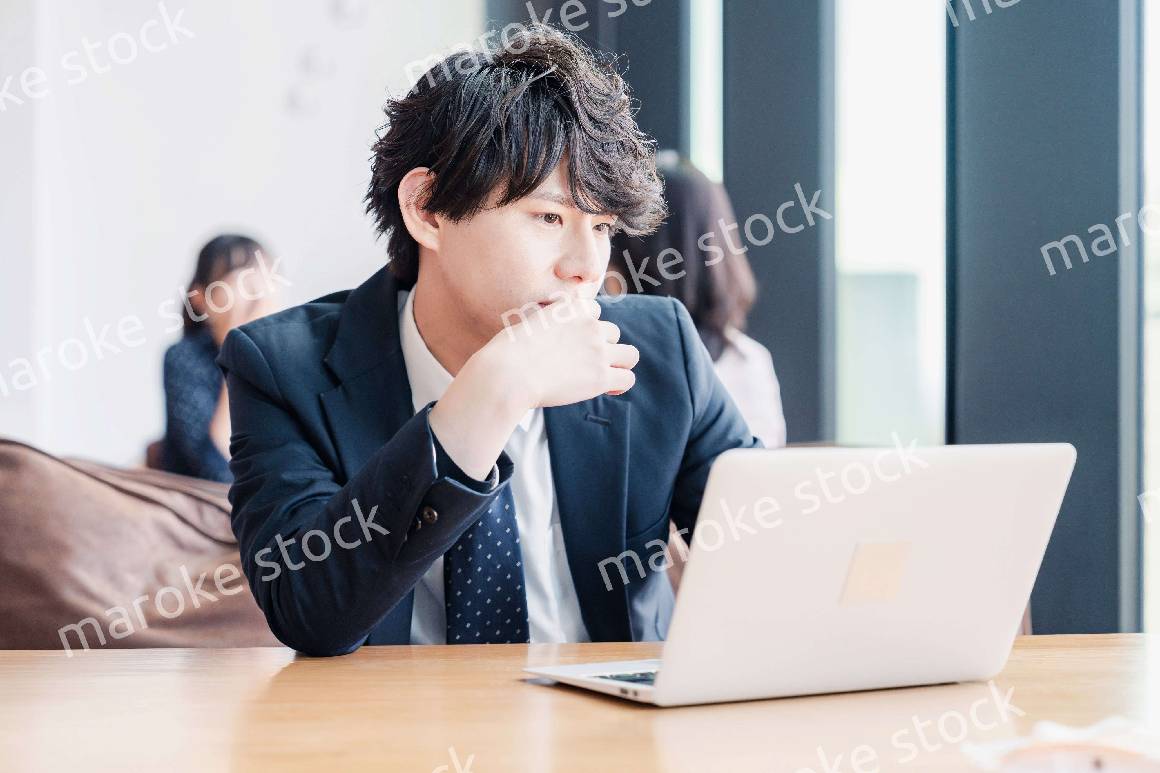 オフィスで頭を抱えるビジネスマン