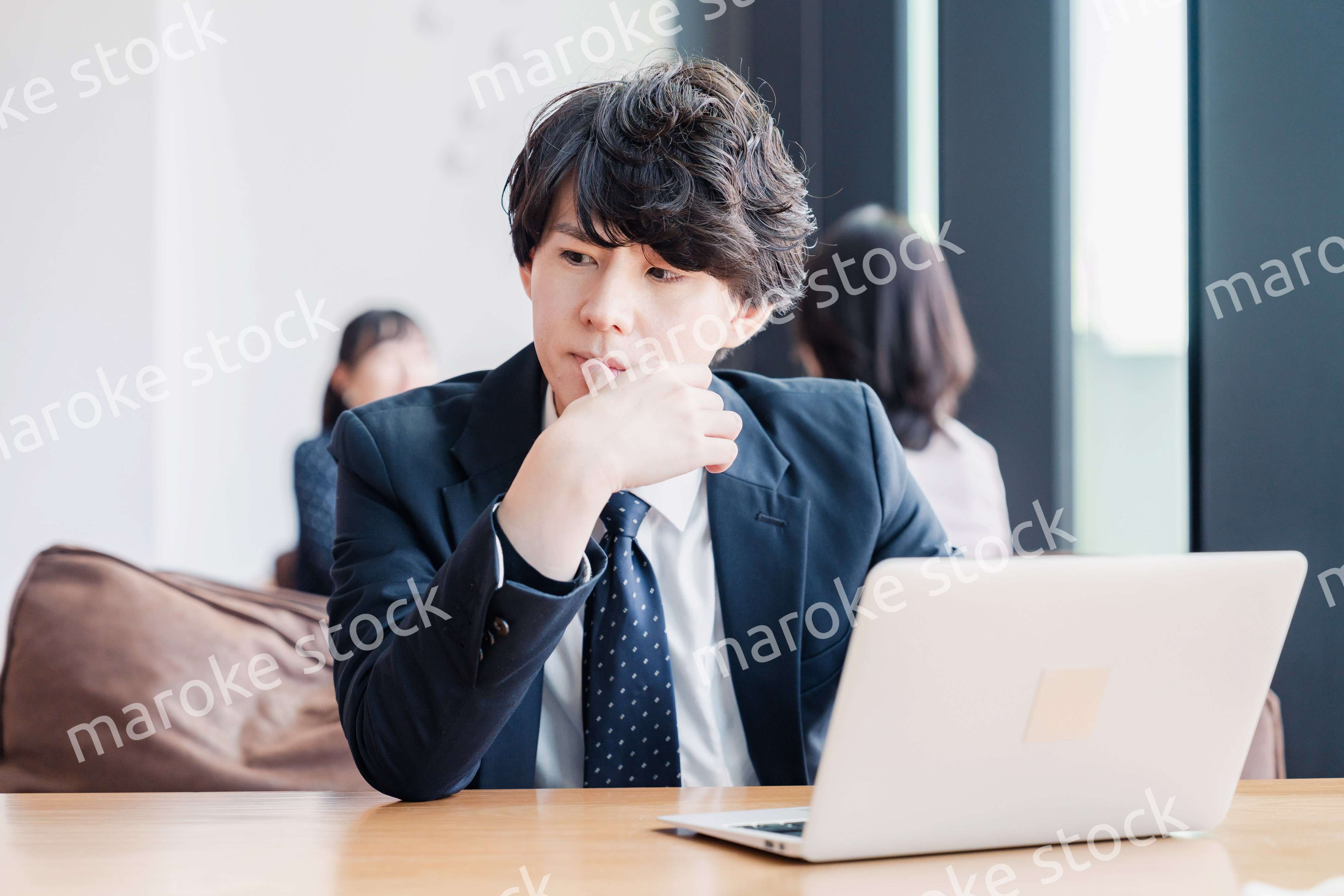 オフィスで頭を抱えるビジネスマン