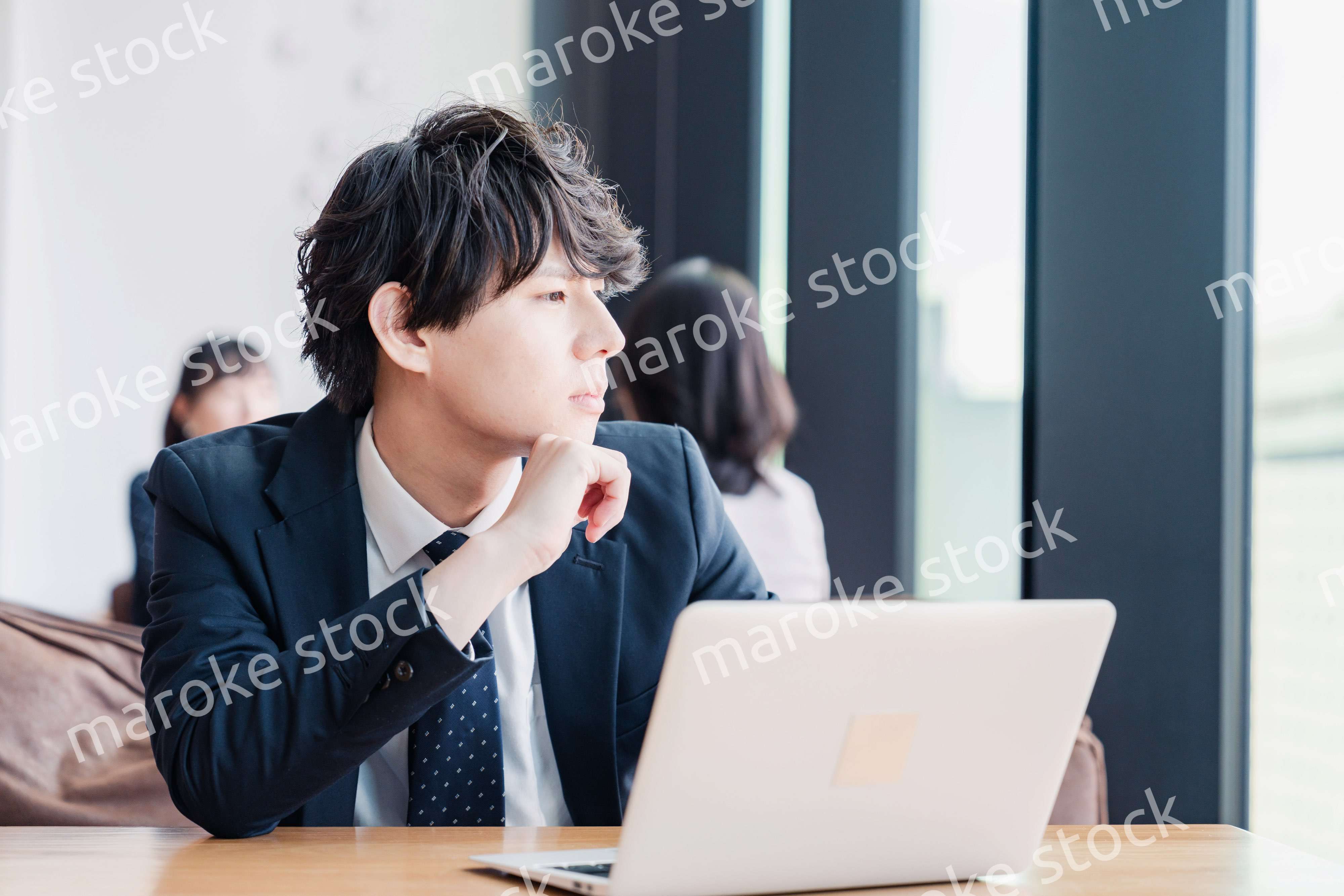 オフィスで頭を抱えるビジネスマン