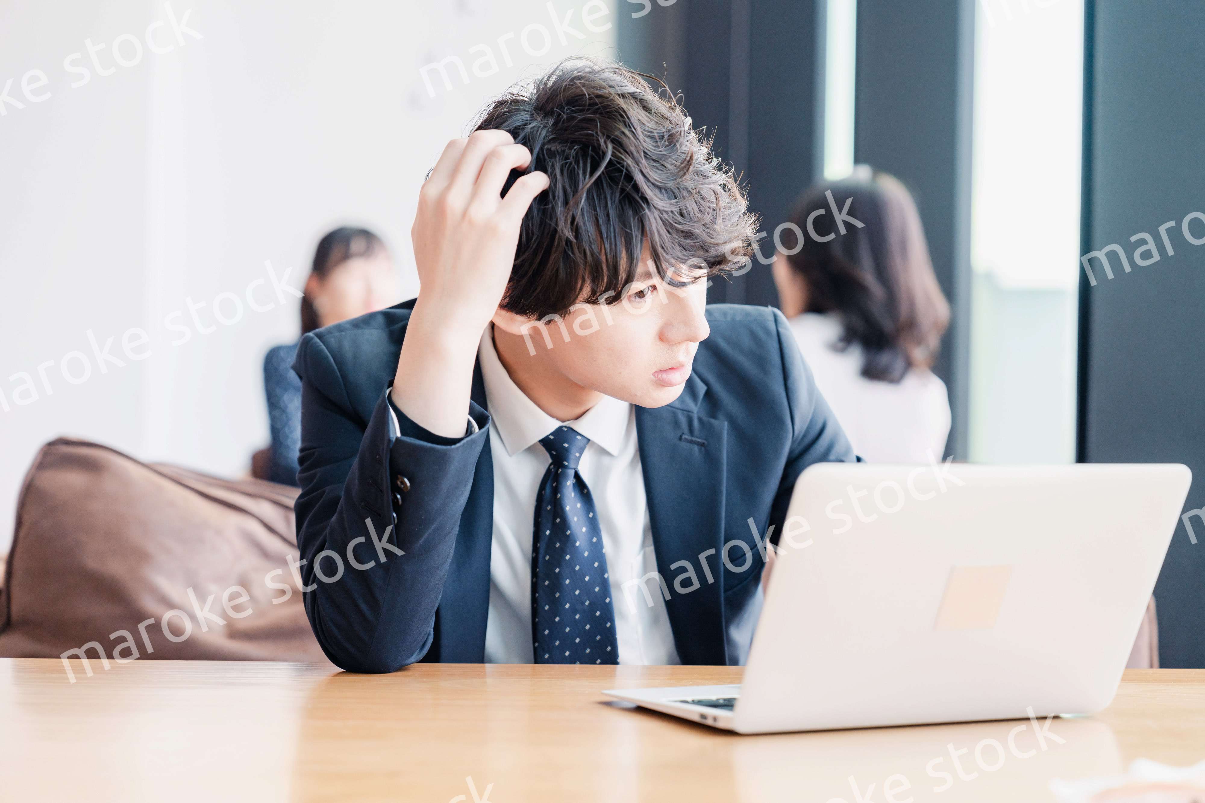 オフィスで頭を抱えるビジネスマン