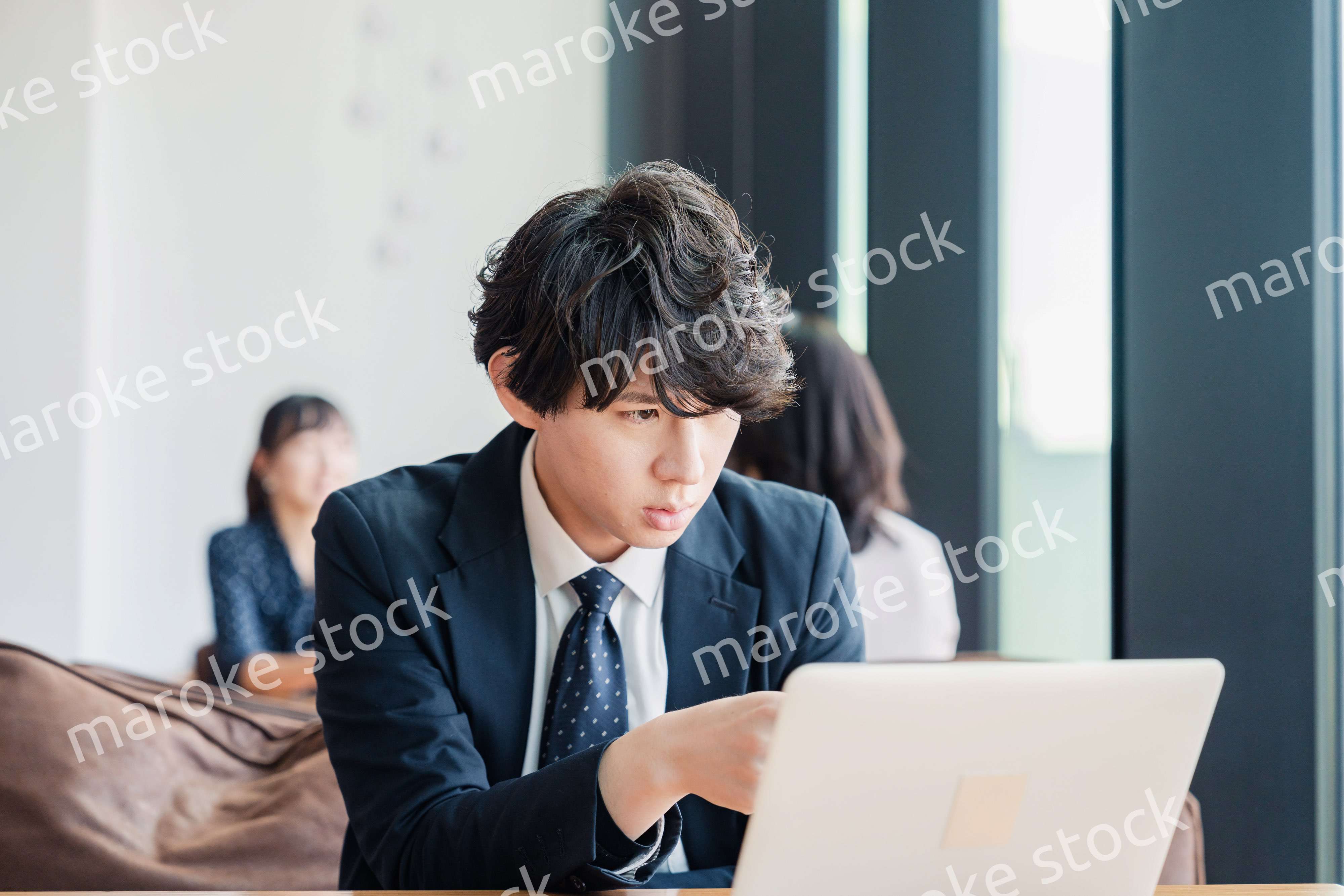 オフィスでパソコンと格闘するビジネスマン