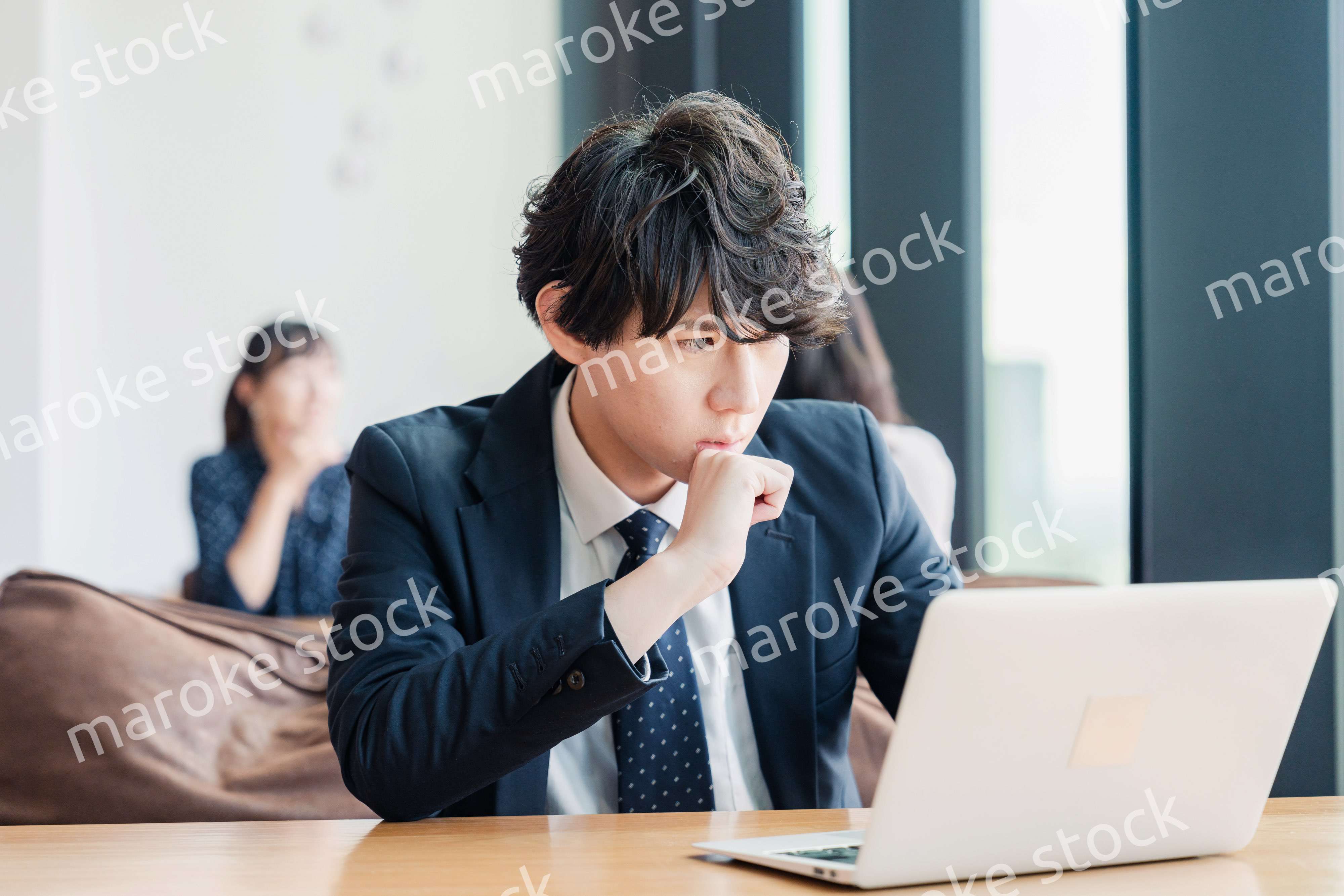 オフィスでパソコンと格闘するビジネスマン