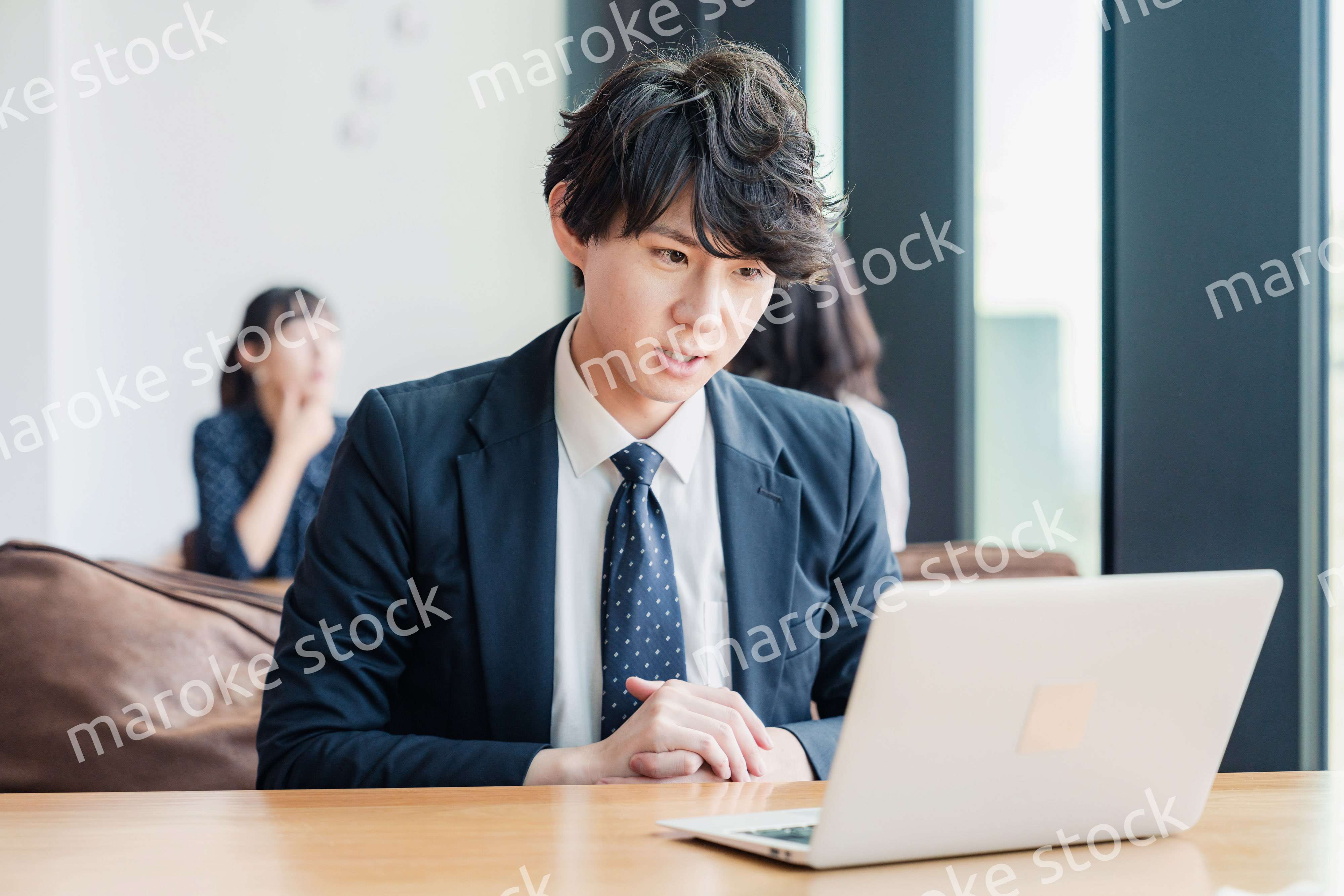 WEB会議でプレゼンをするビジネスマン