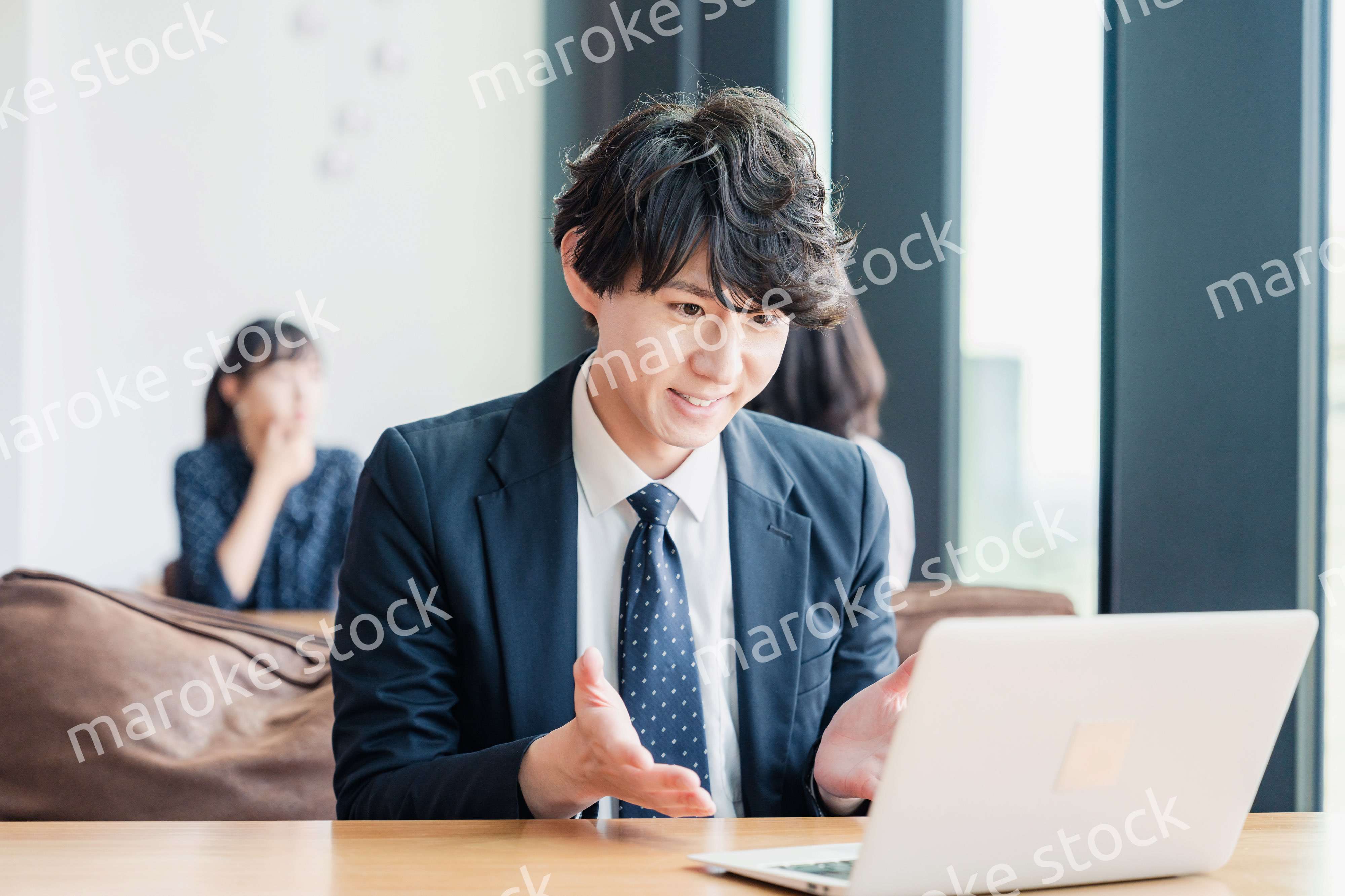 WEB会議でプレゼンをするビジネスマン