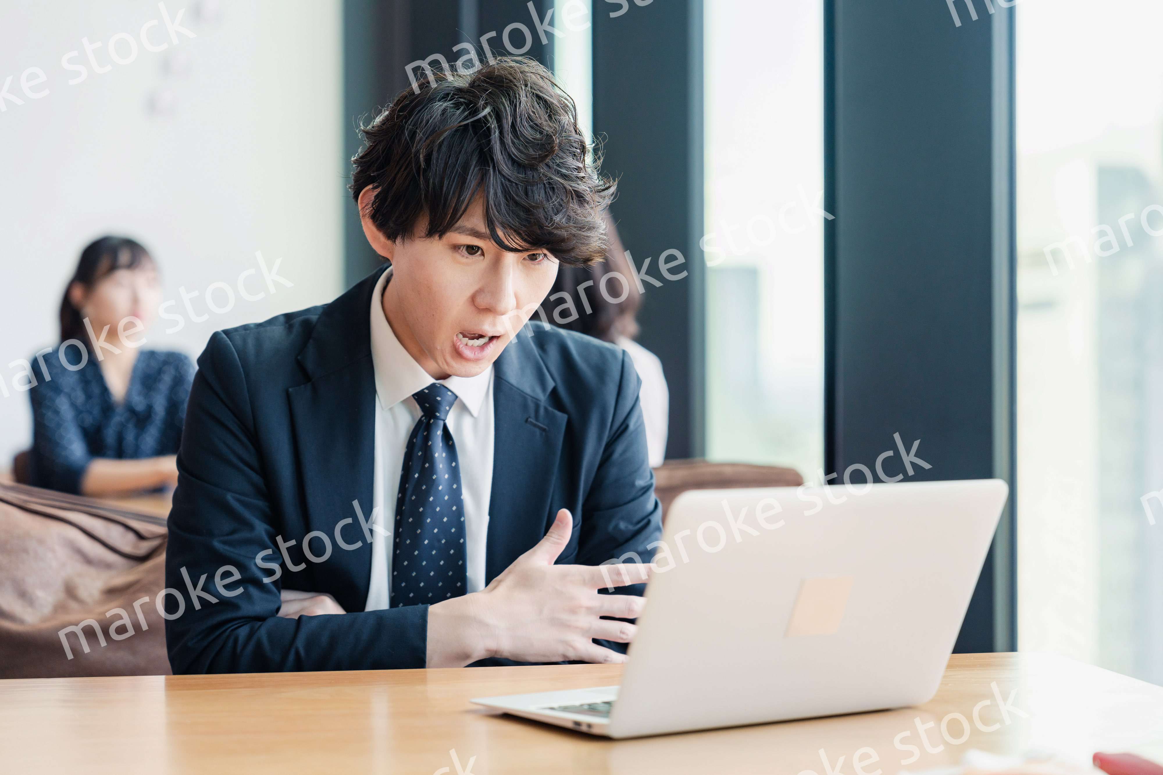 WEB会議でプレゼンをするビジネスマン