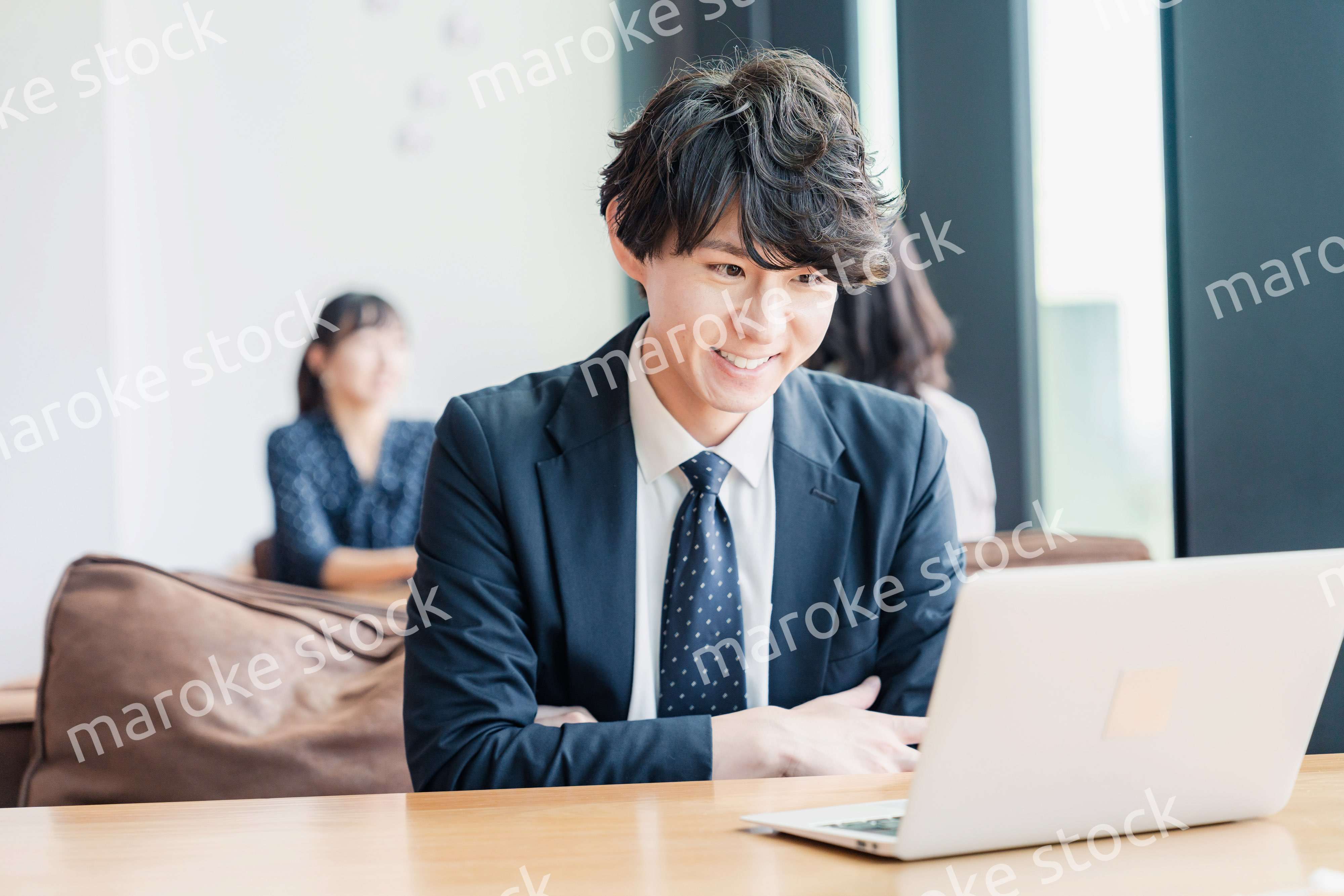 WEB会議でプレゼンをするビジネスマン