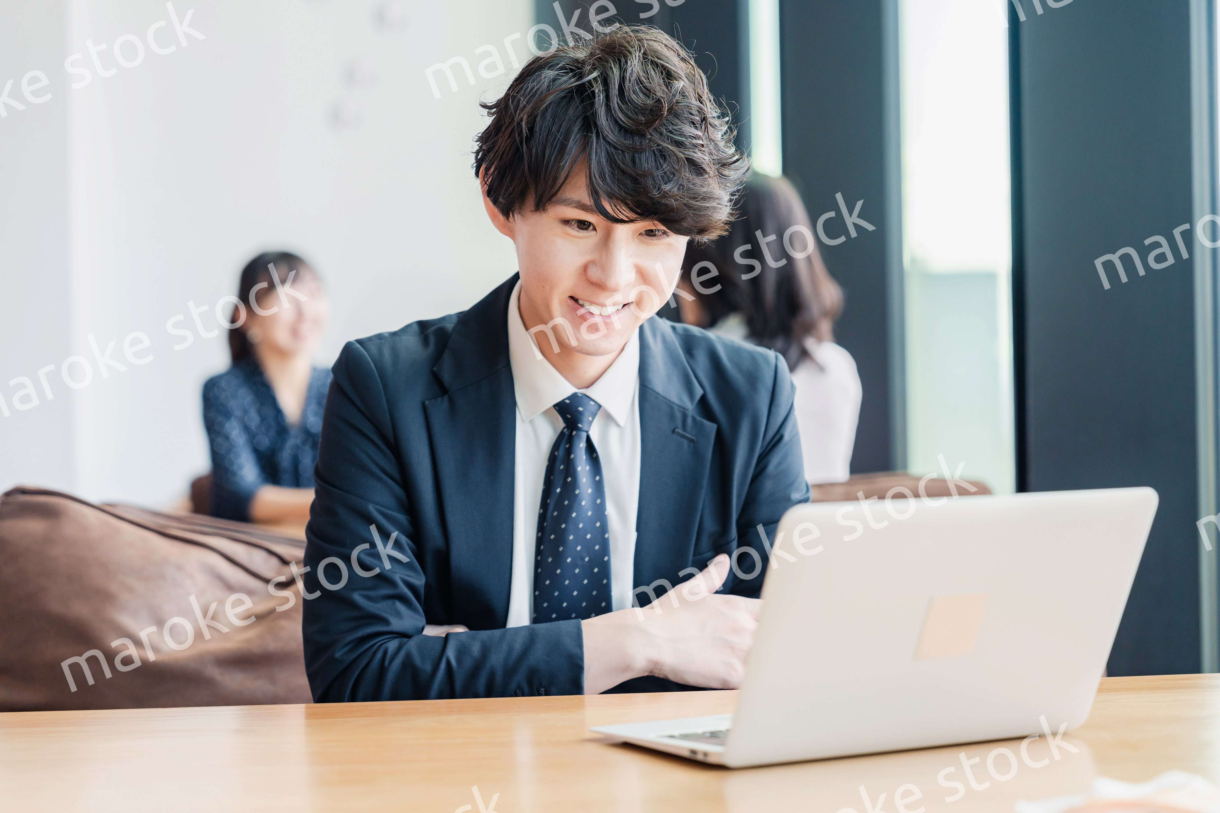 WEB会議でプレゼンをするビジネスマン