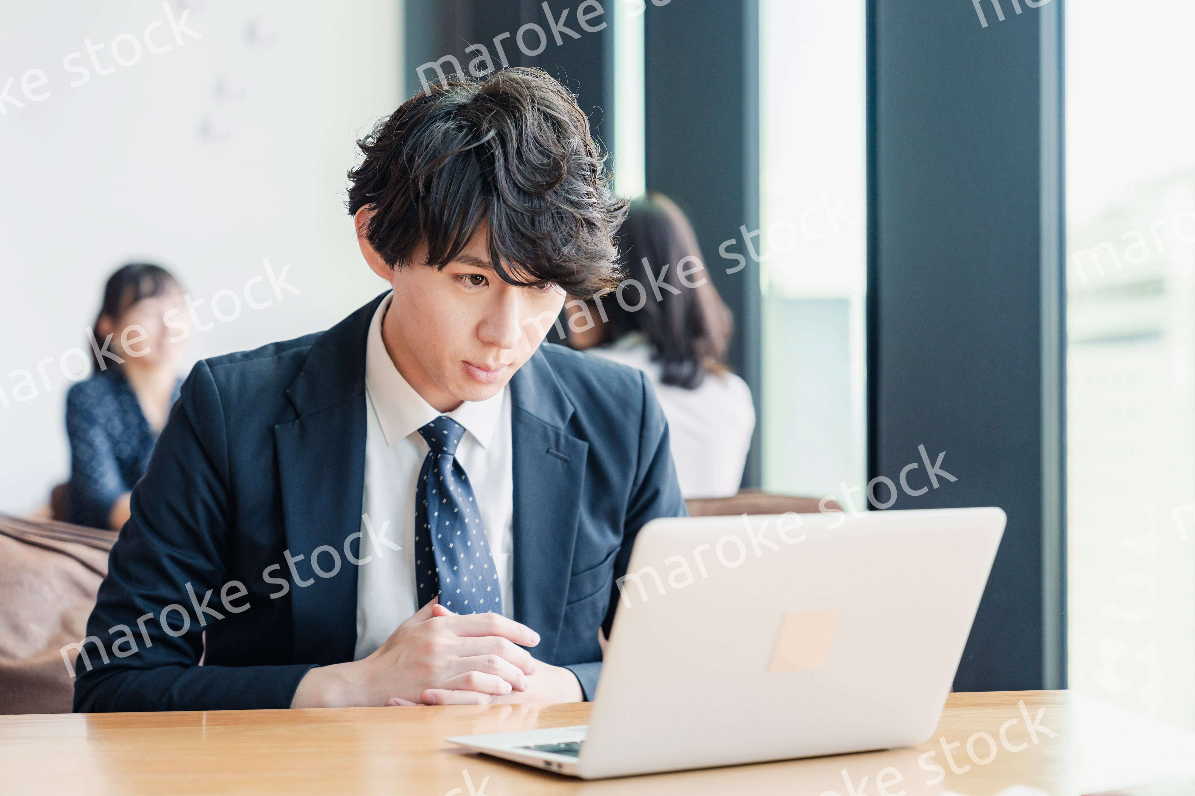 WEB会議でプレゼンをするビジネスマン