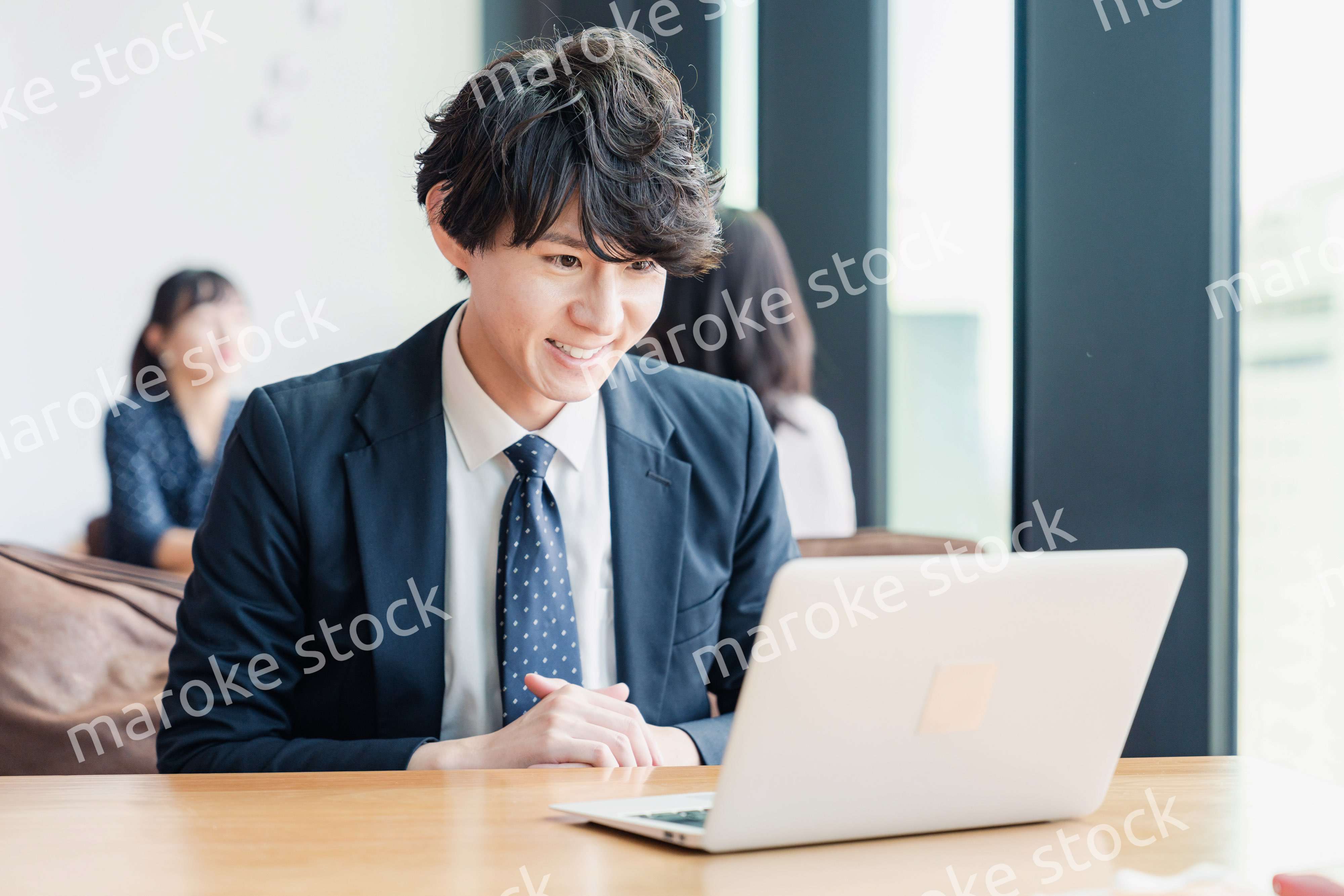 WEB会議でプレゼンをするビジネスマン