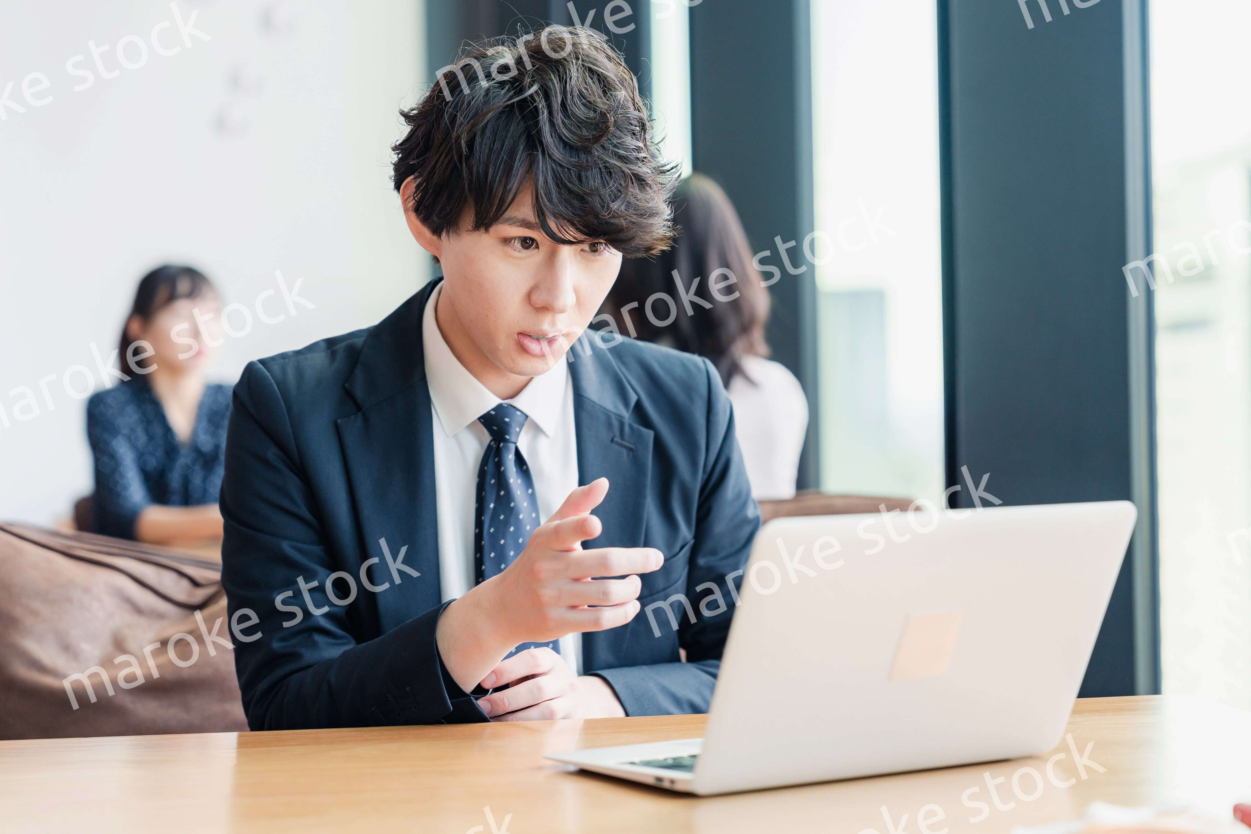 WEB会議でプレゼンをするビジネスマン