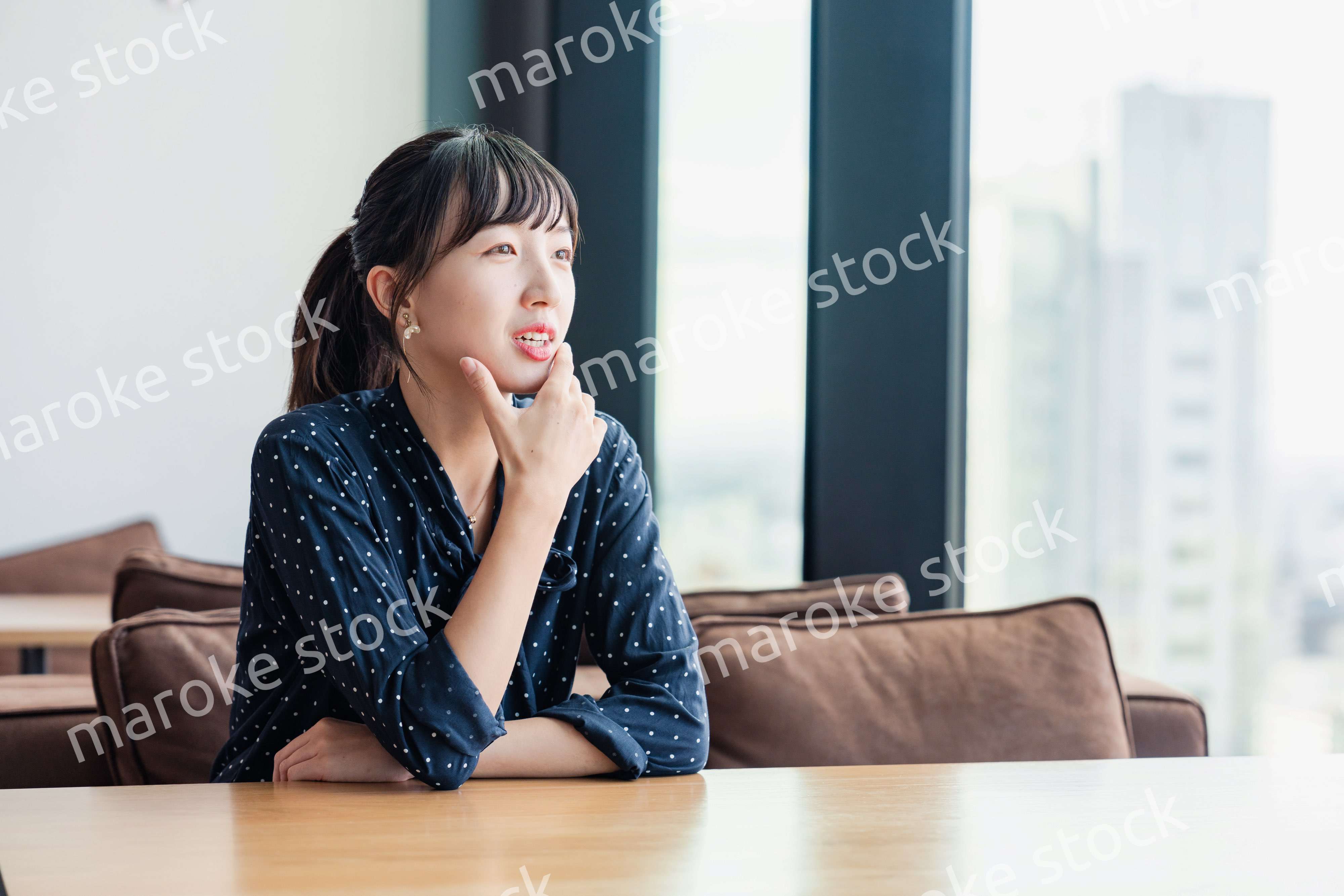 オフィスでインターンをする大学生の女性