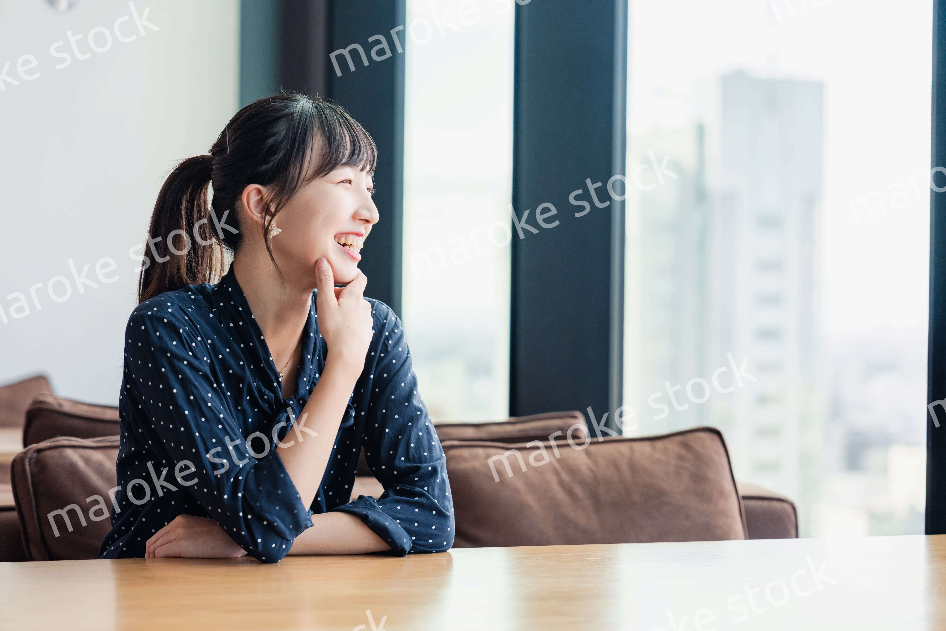 オフィスでインターンをする大学生の女性