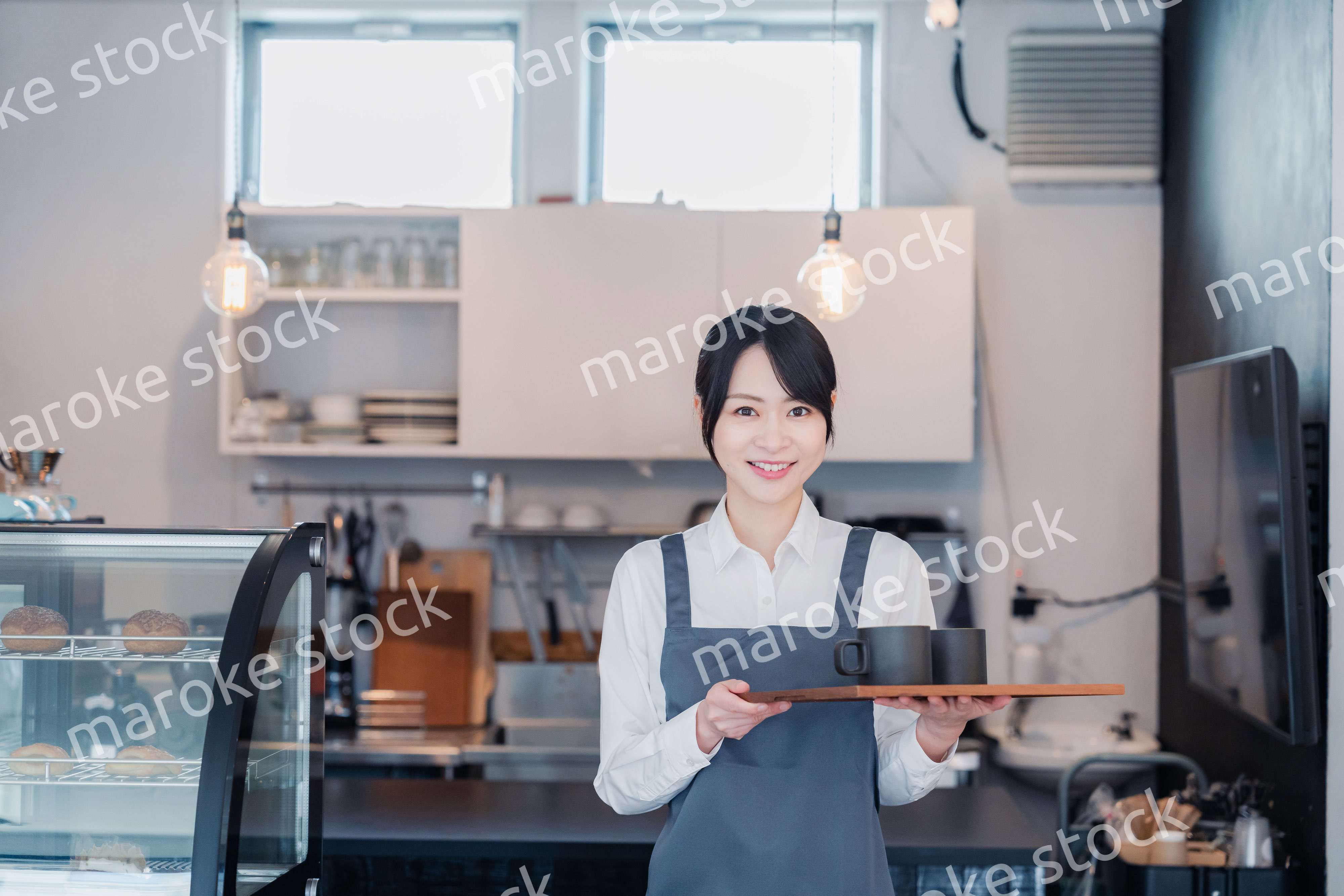 カフェのホールスタッフとして働く女性
