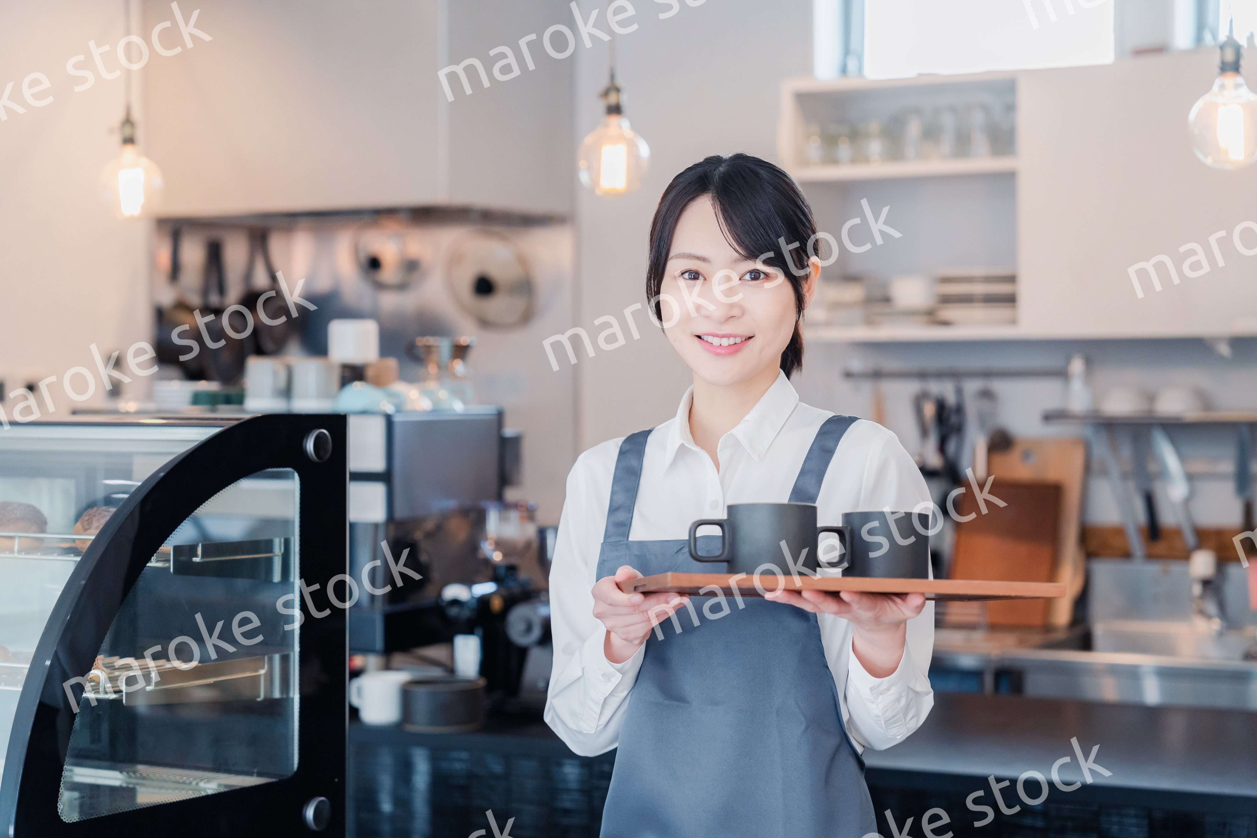 カフェのホールスタッフとして働く女性