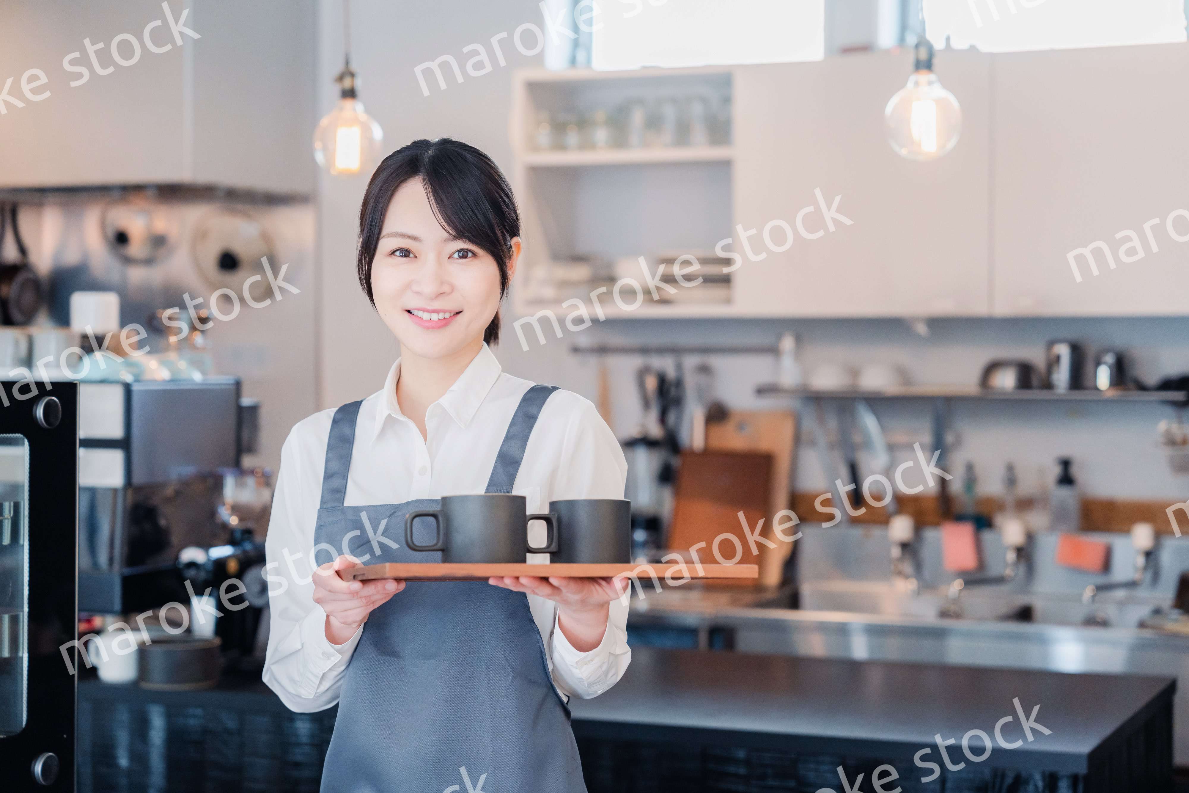カフェのホールスタッフとして働く女性