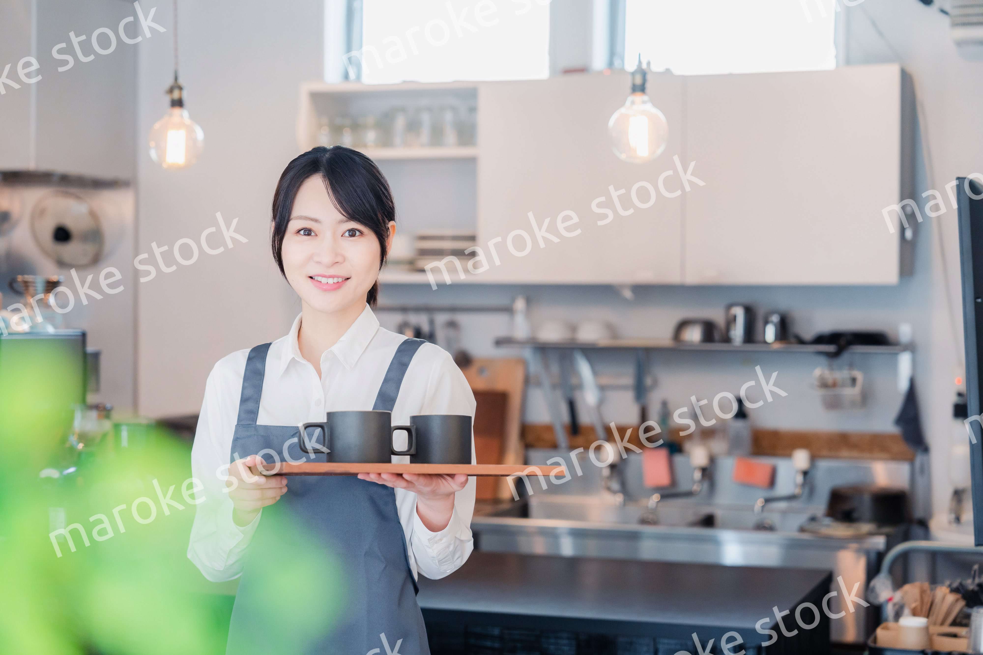 カフェのホールスタッフとして働く女性