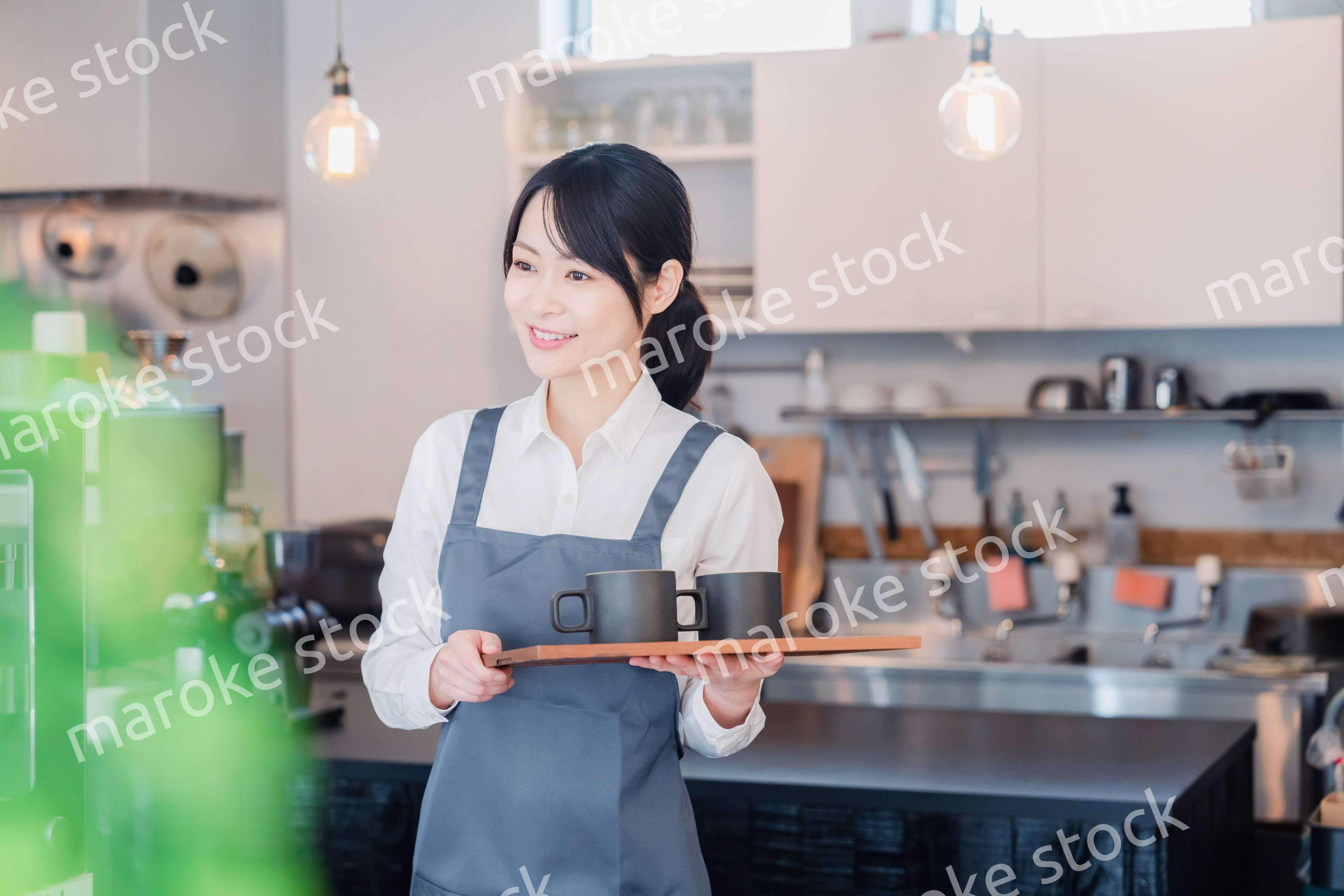 カフェのホールスタッフとして働く女性
