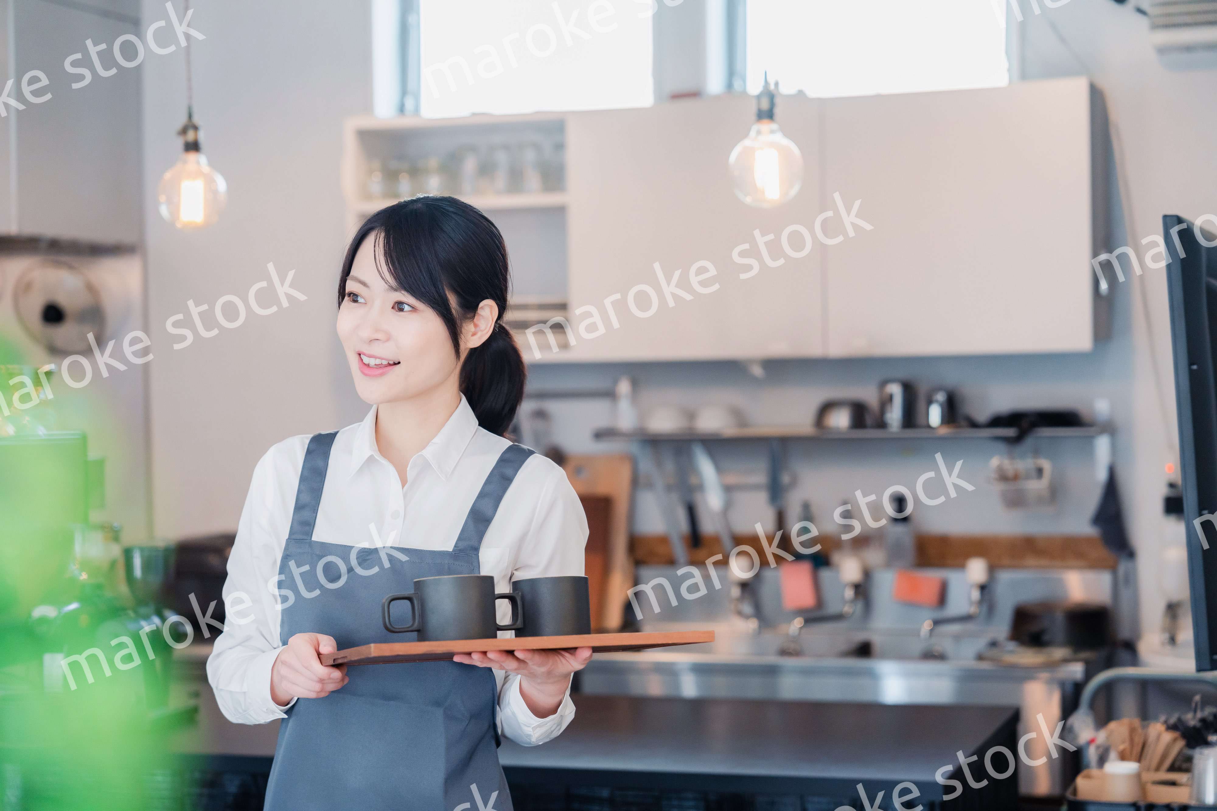 カフェのホールスタッフとして働く女性