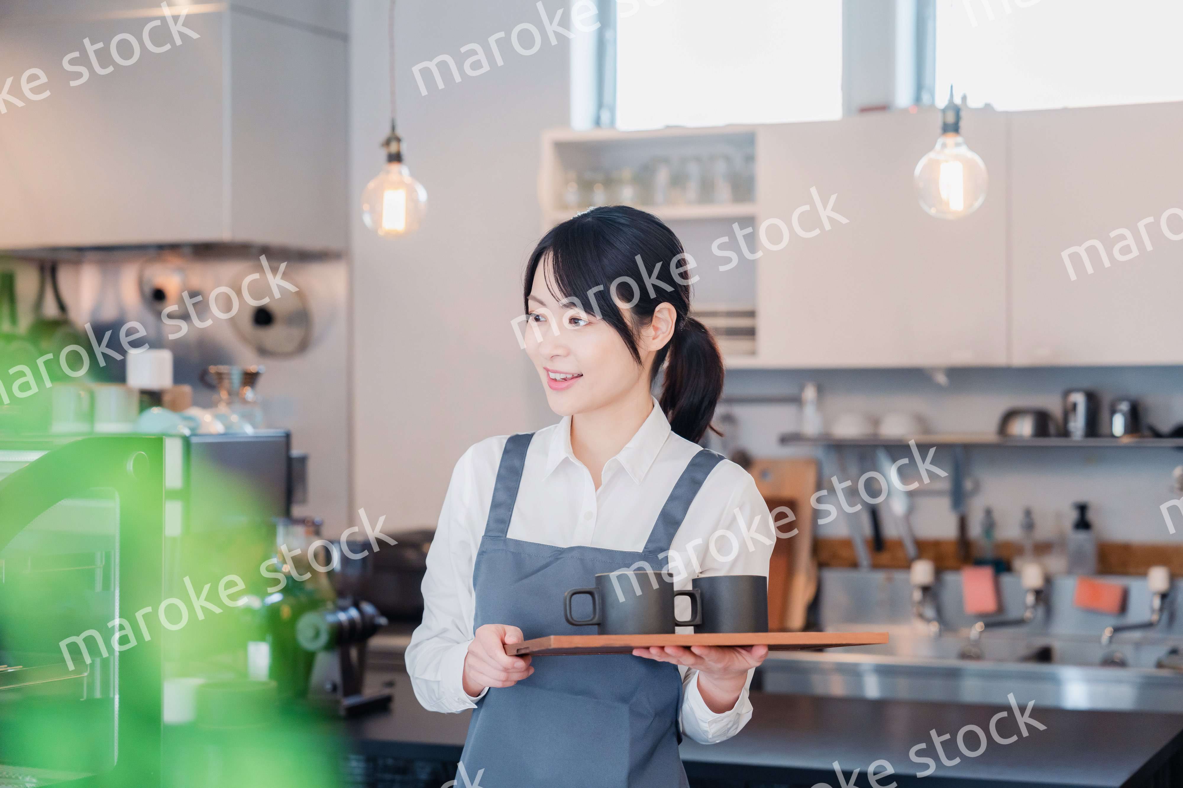 カフェのホールスタッフとして働く女性