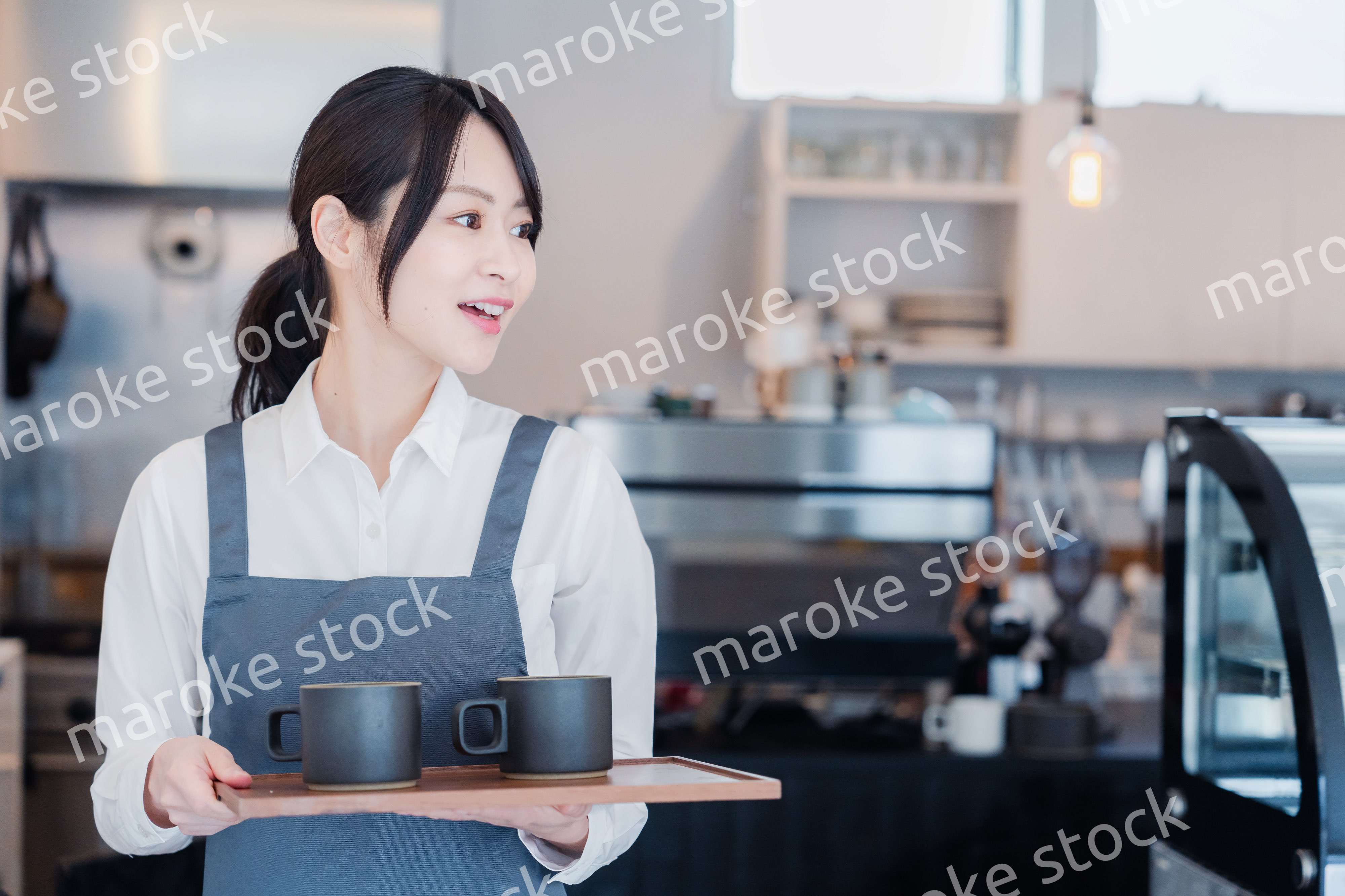 カフェのホールスタッフとして働く女性