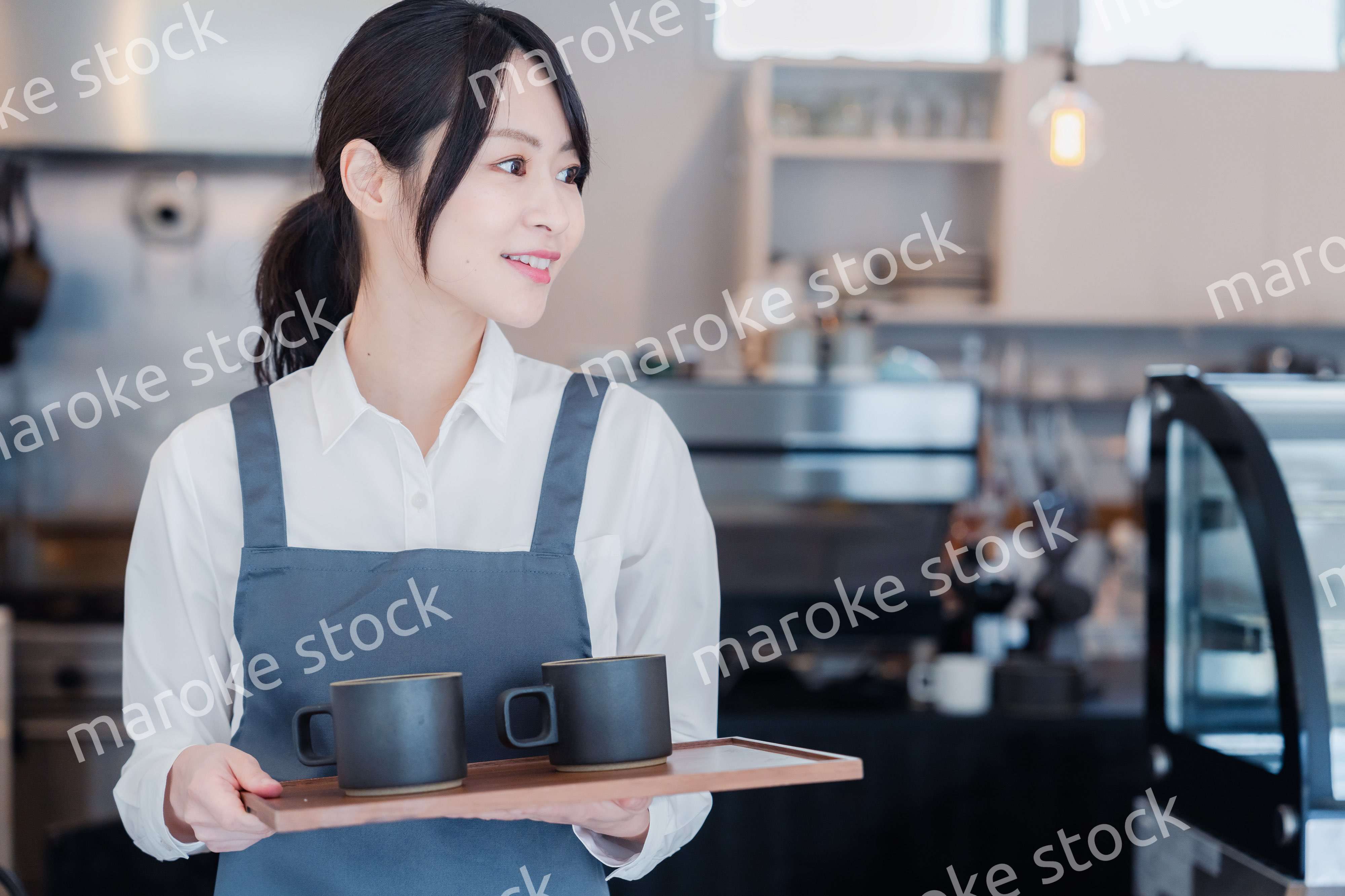 カフェのホールスタッフとして働く女性