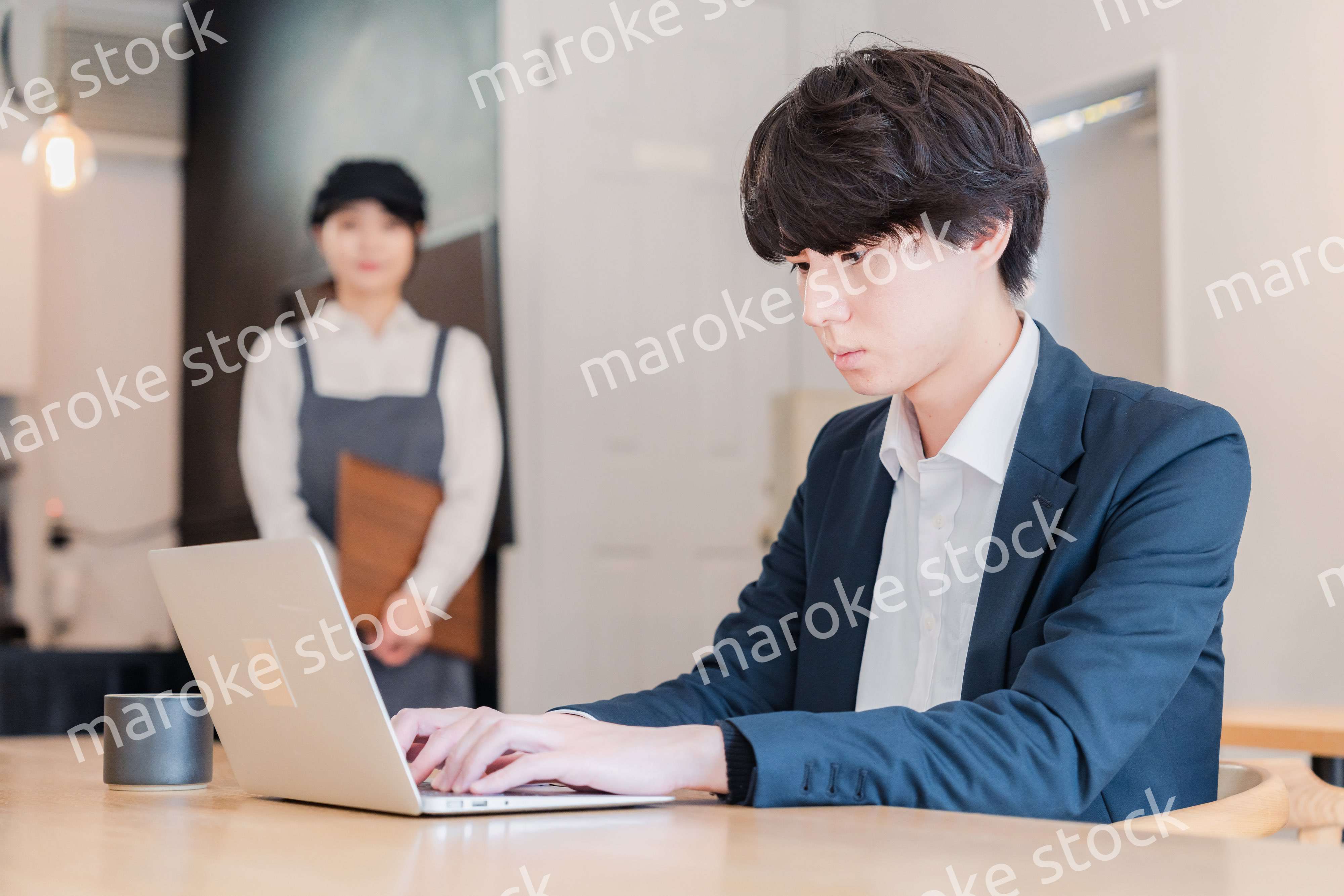 カフェで男性客と話すスタッフ