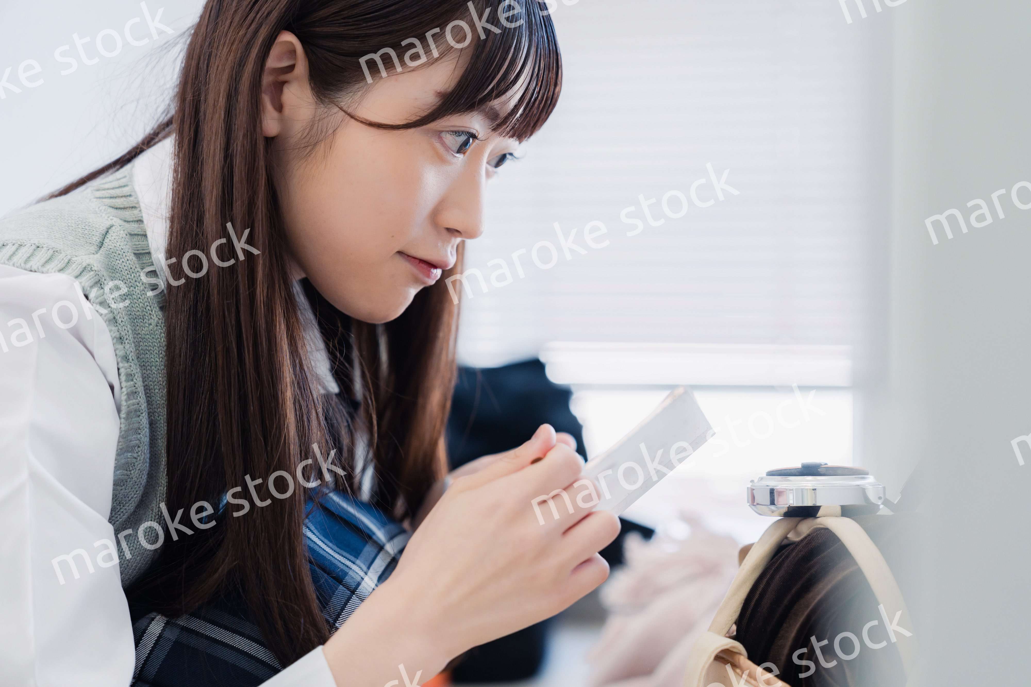 学校でメイクをする女子高生