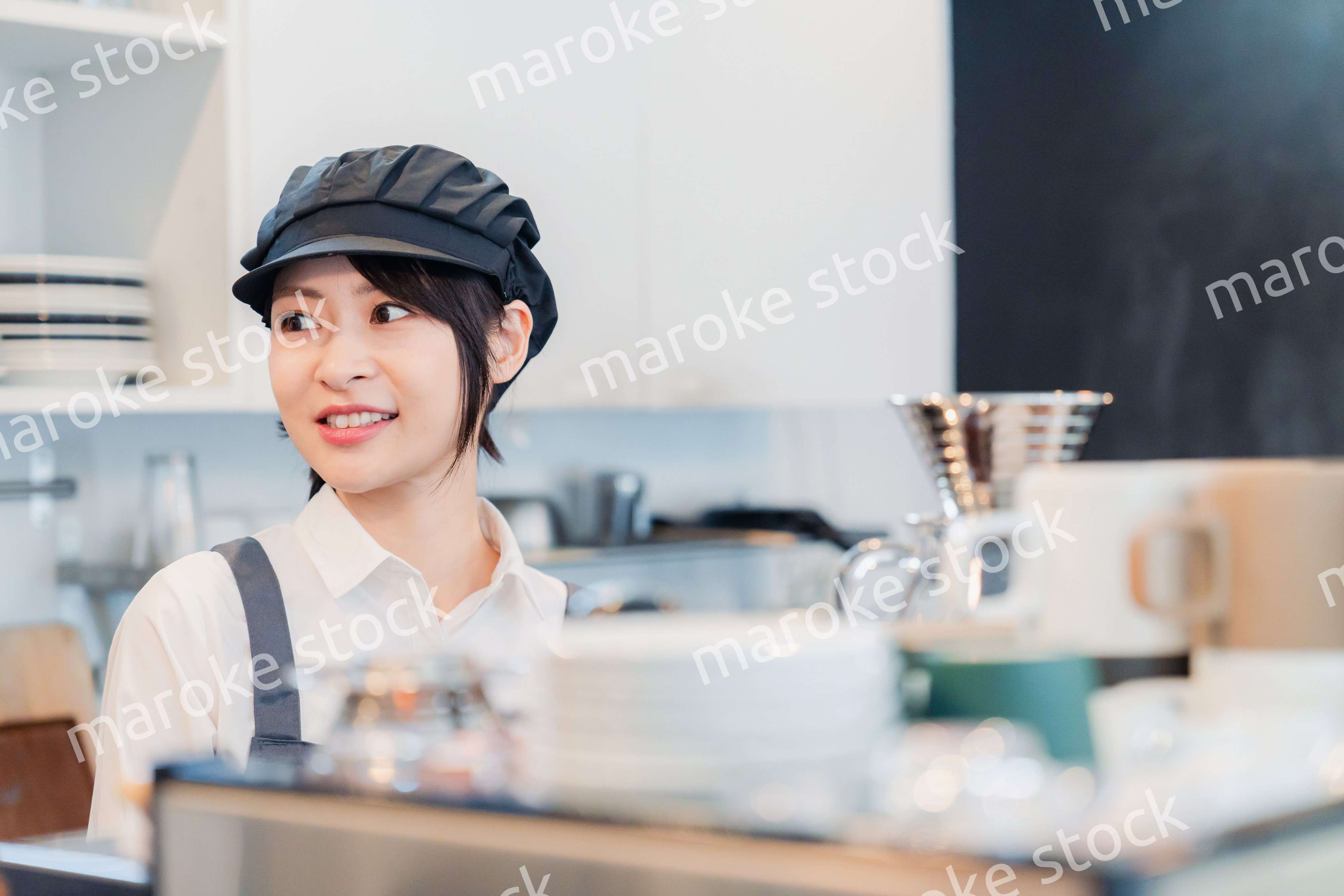 カフェのホールスタッフとして働く女性