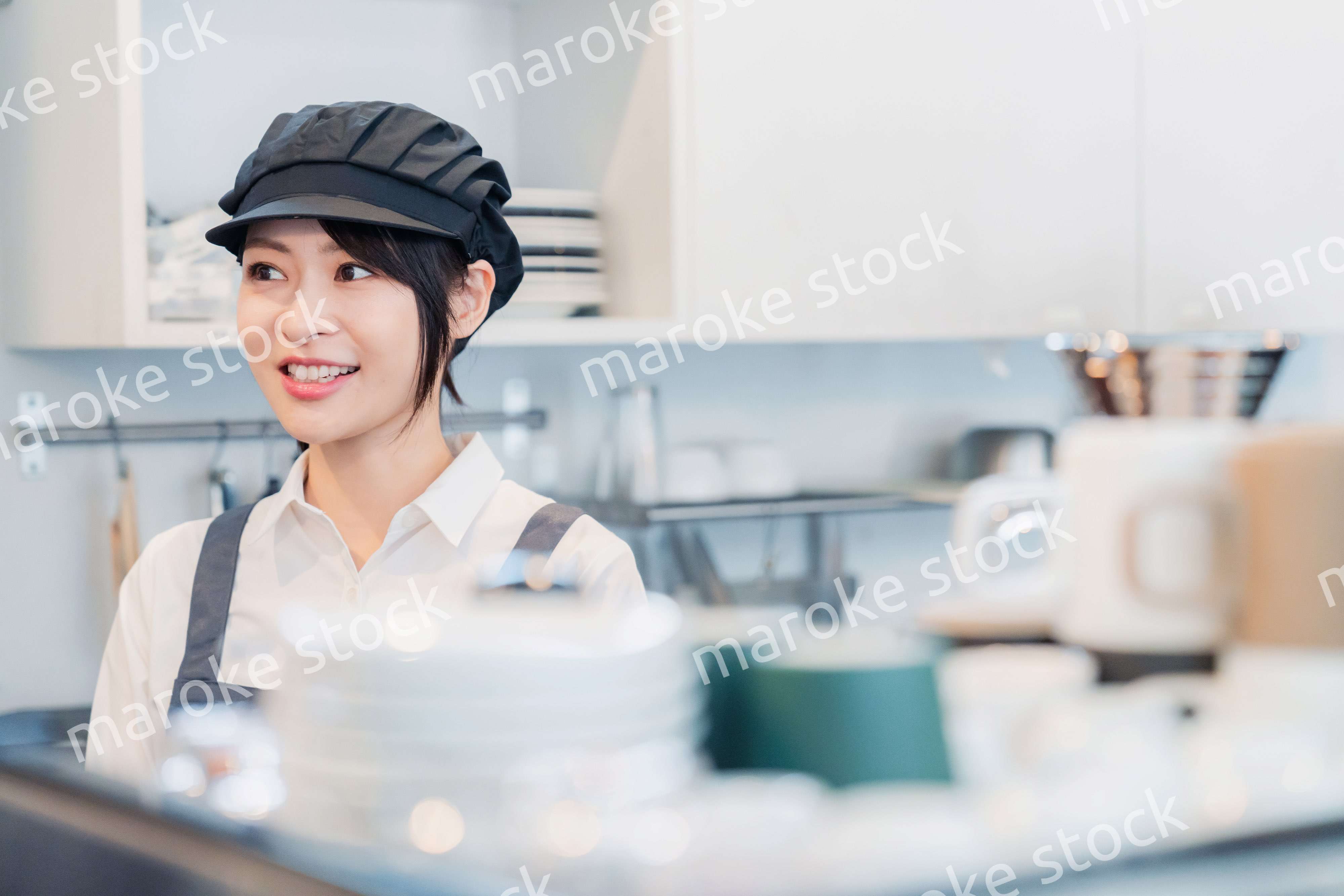 カフェのホールスタッフとして働く女性