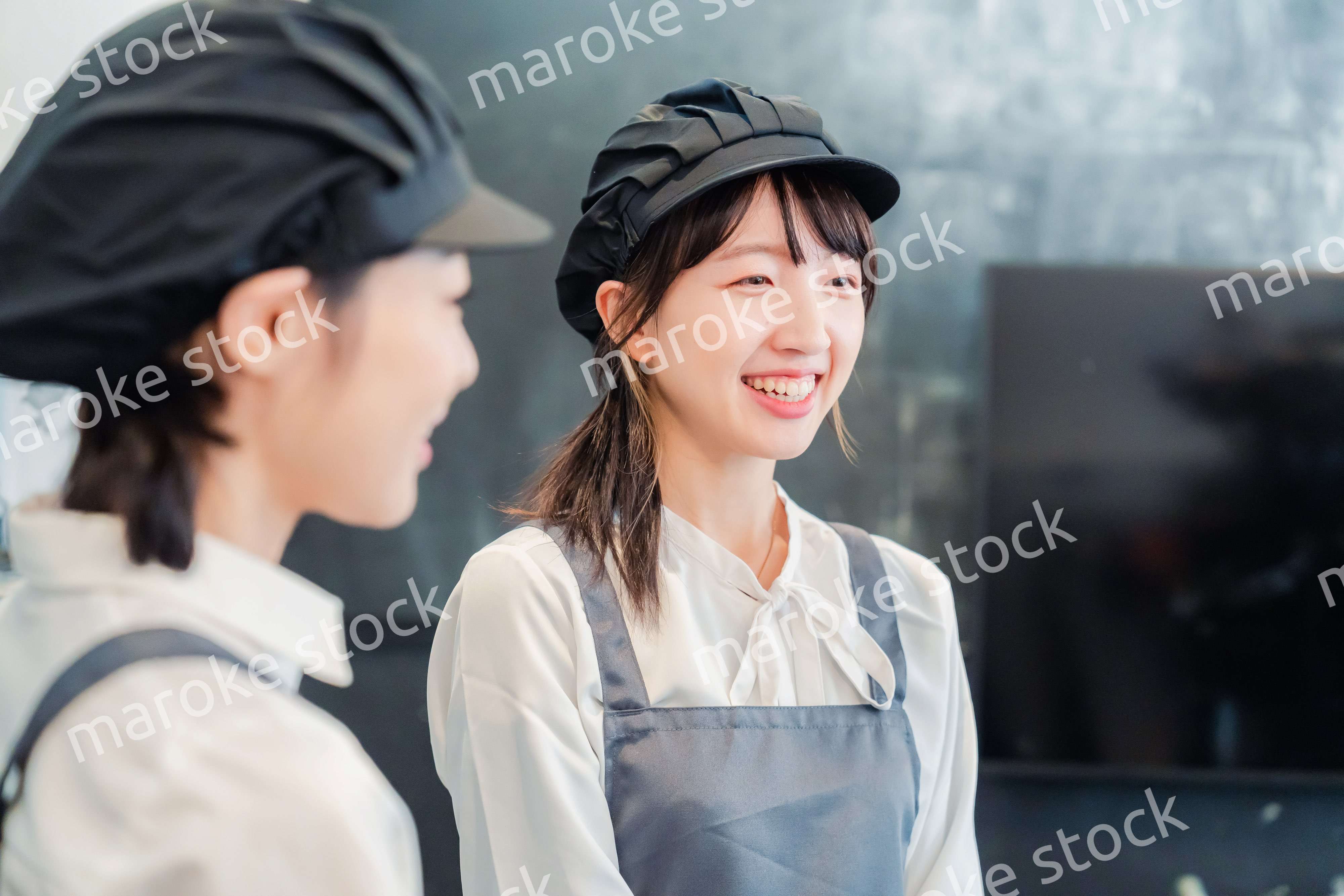 仲良く働くカフェスタッフ