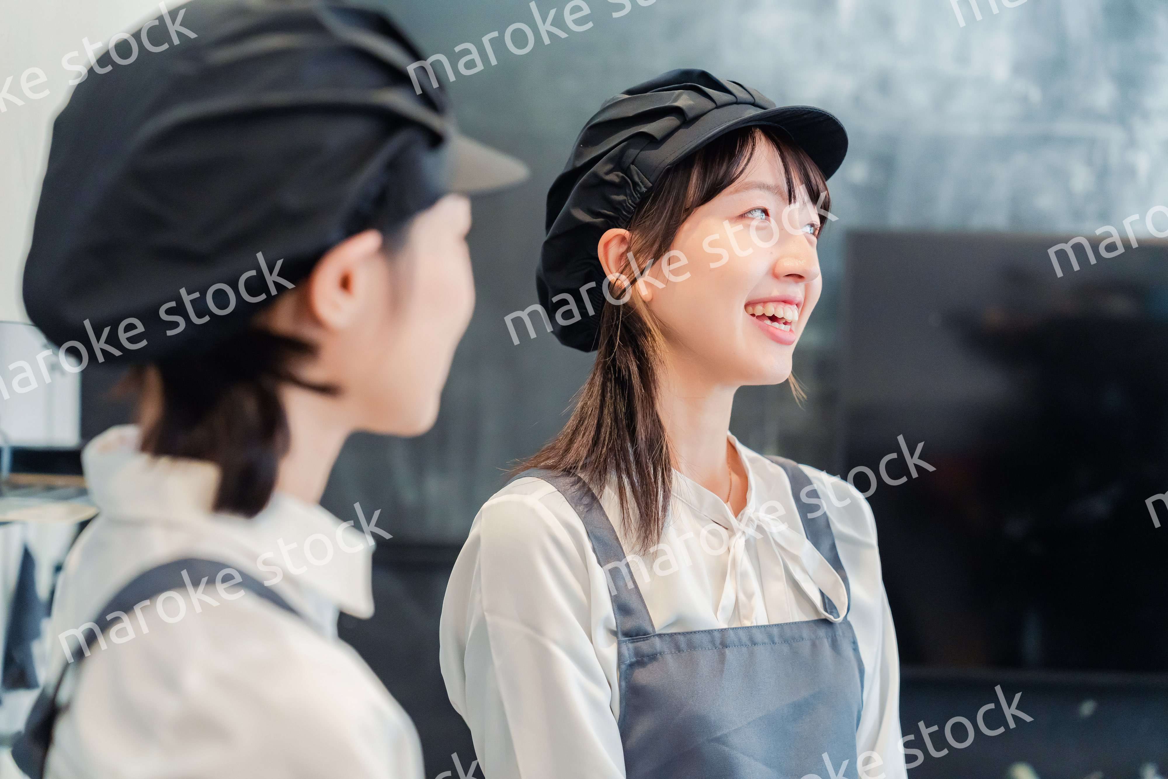 仲良く働くカフェスタッフ