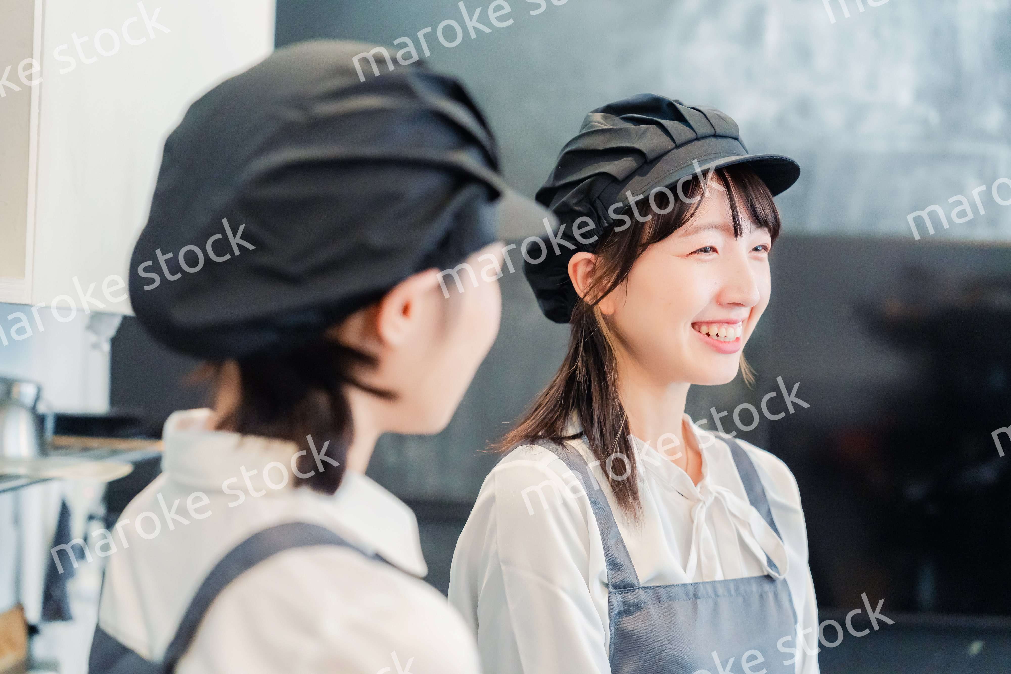 仲良く働くカフェスタッフ