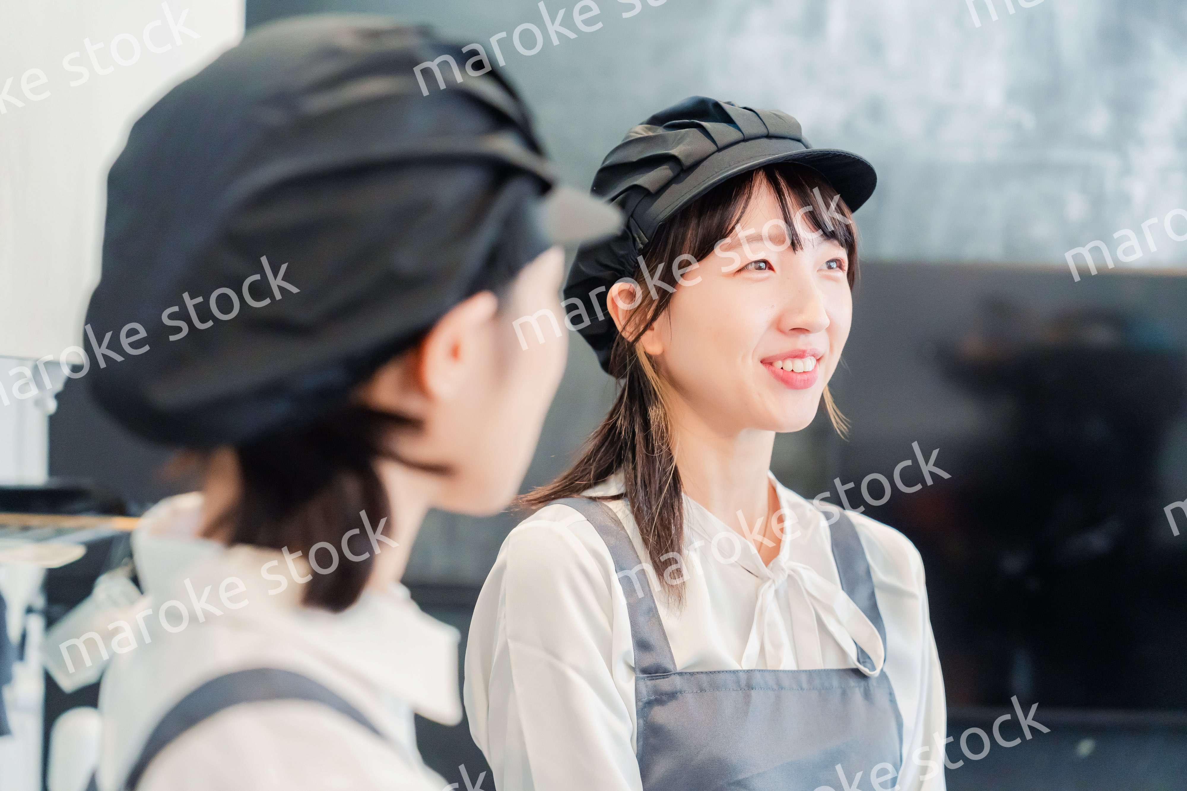 仲良く働くカフェスタッフ