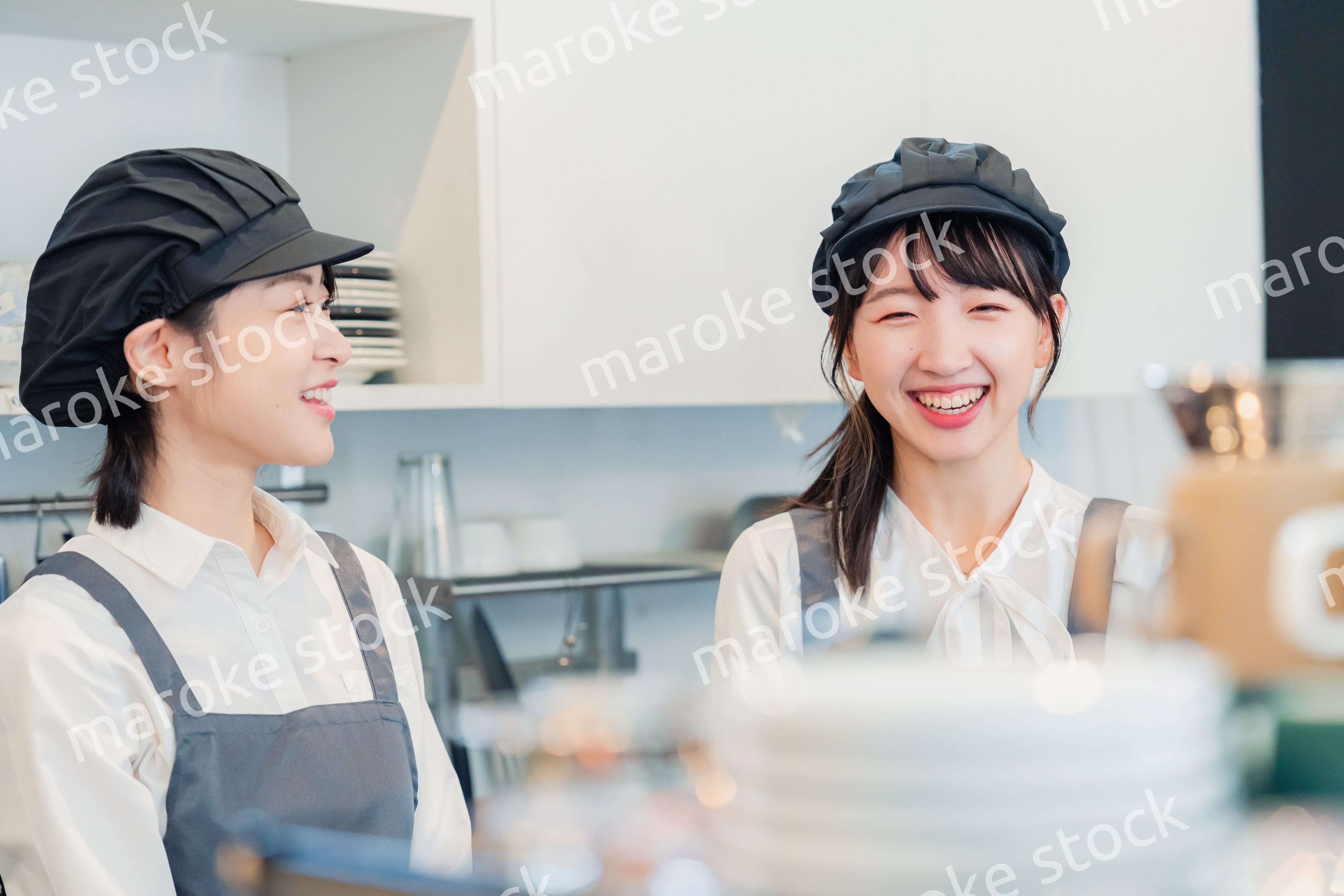 仲良く働くカフェスタッフ