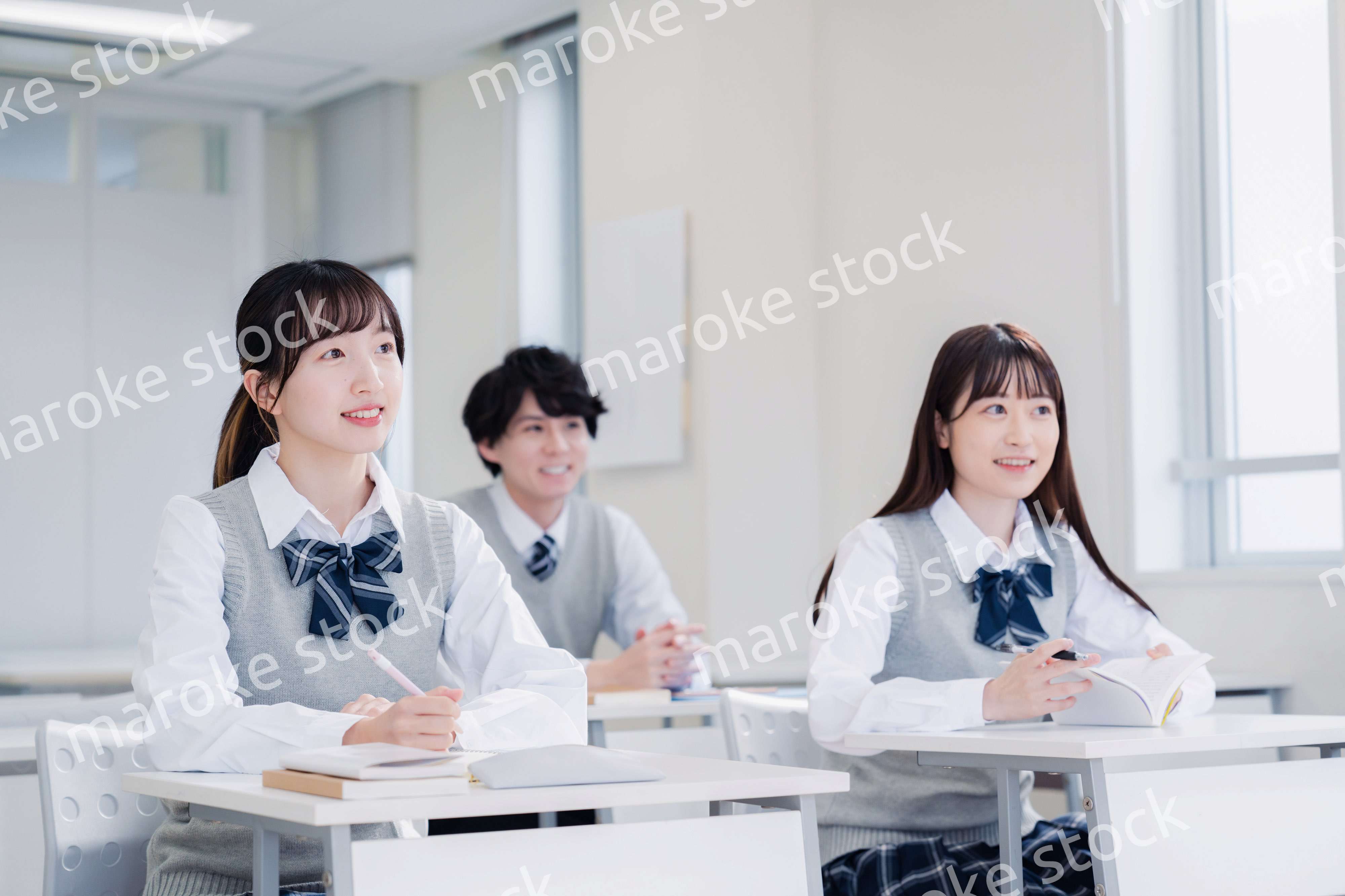 教室で楽しく授業を受ける高校生