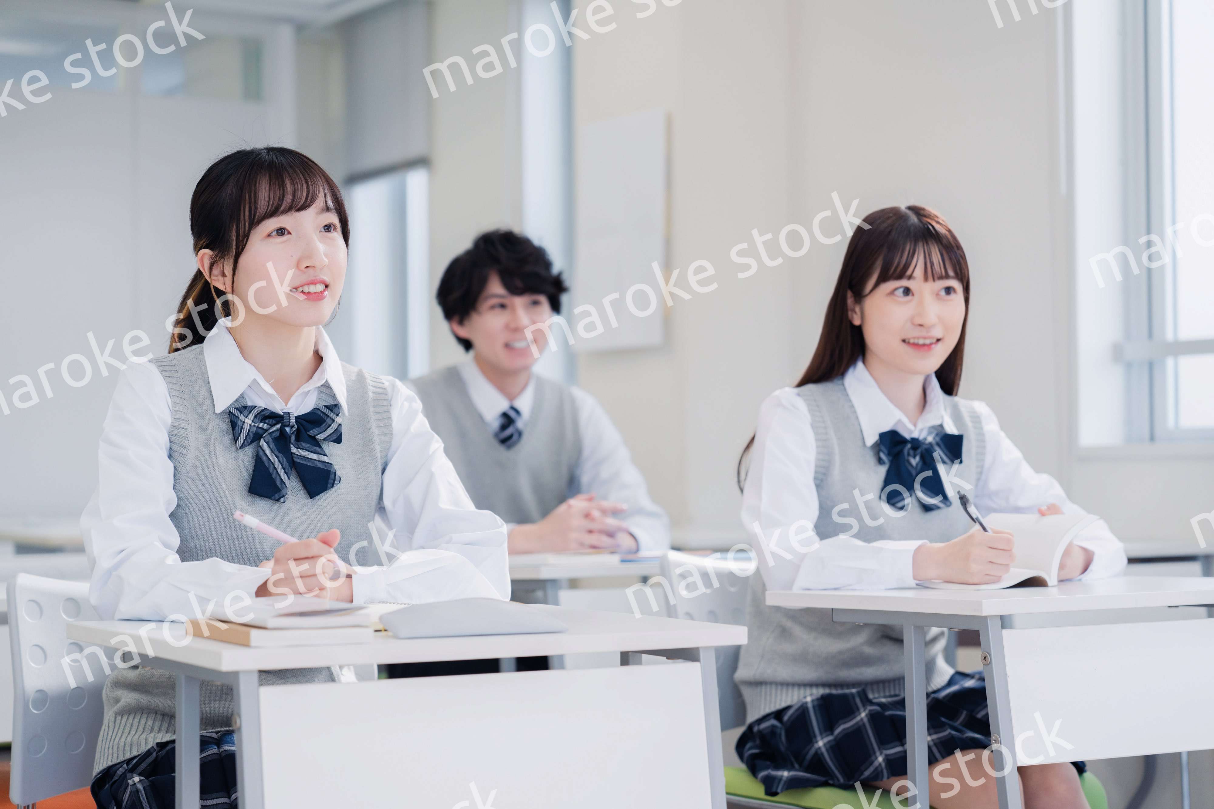 教室で楽しく授業を受ける高校生