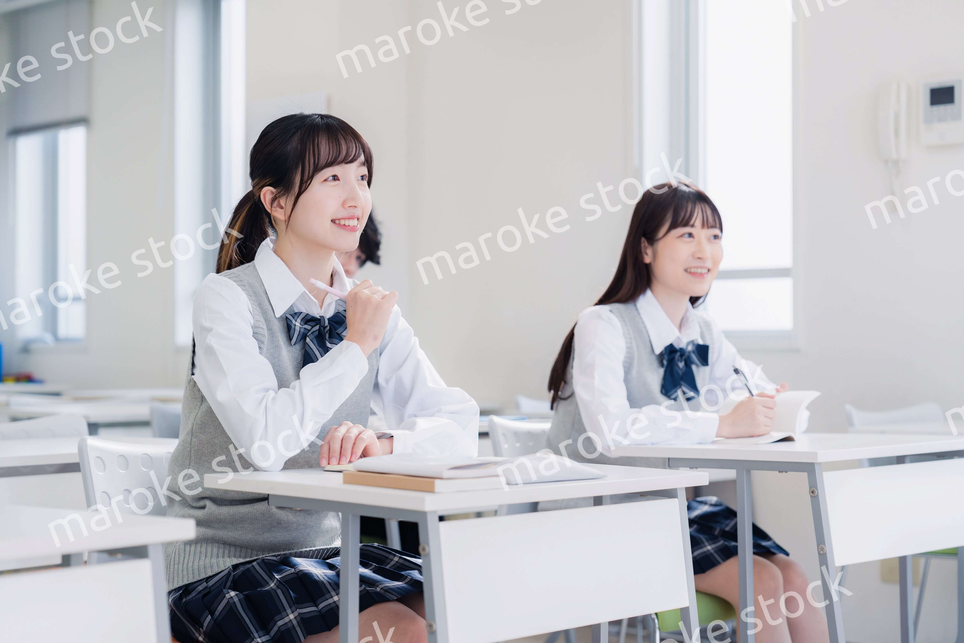 教室で楽しく授業を受ける高校生