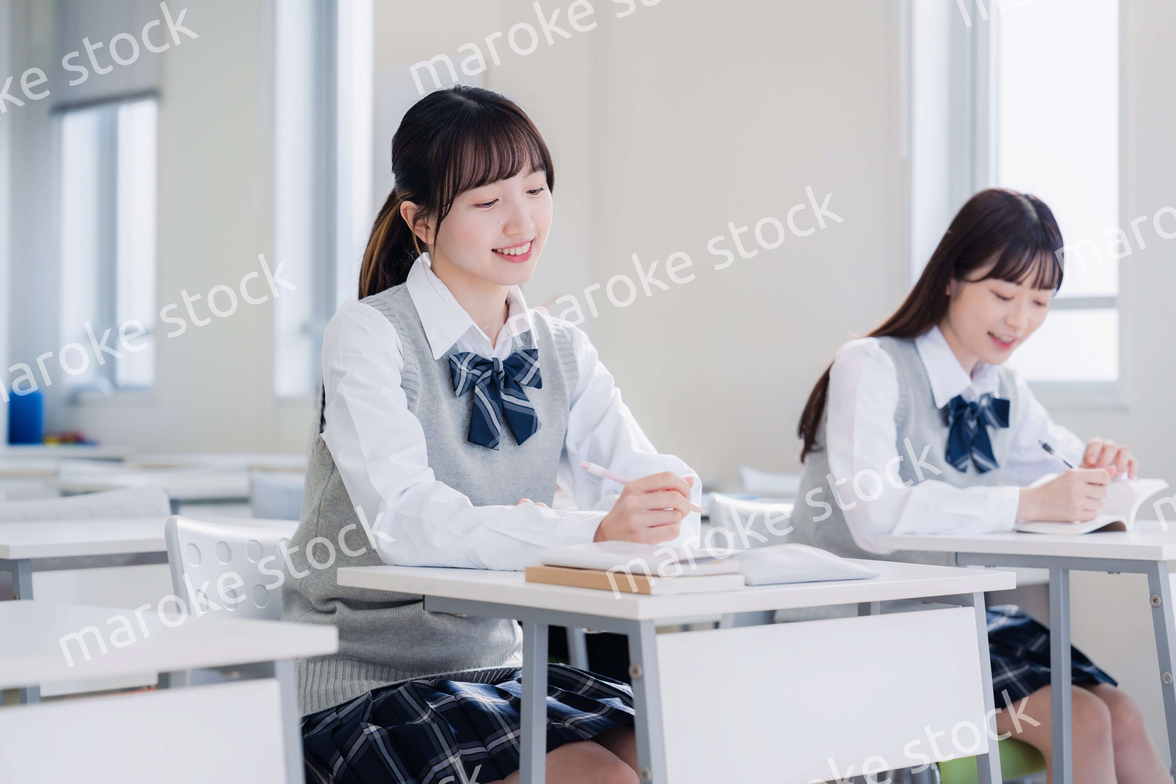 教室で楽しく授業を受ける高校生