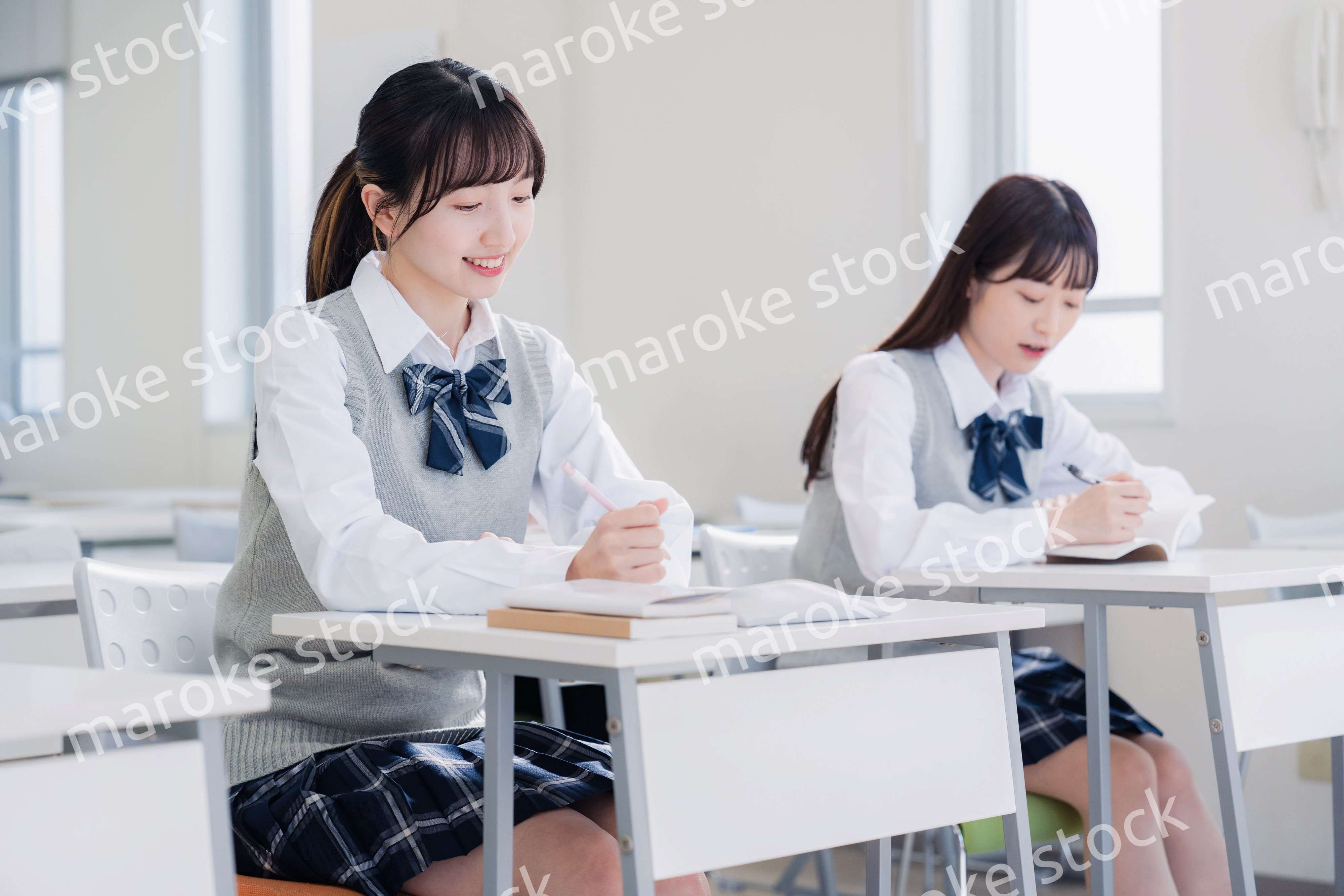 教室で楽しく授業を受ける高校生