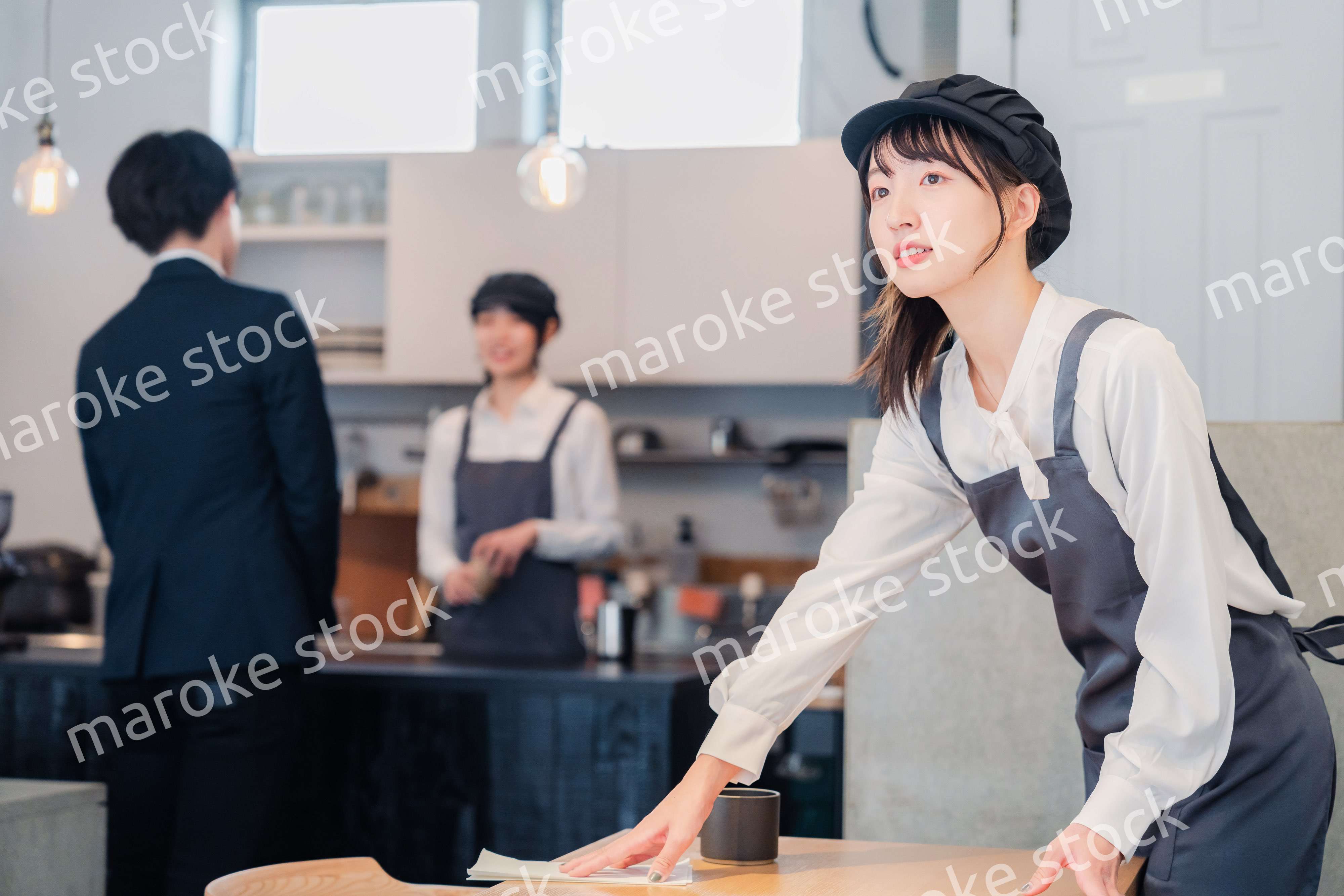 笑顔で働くカフェスタッフ