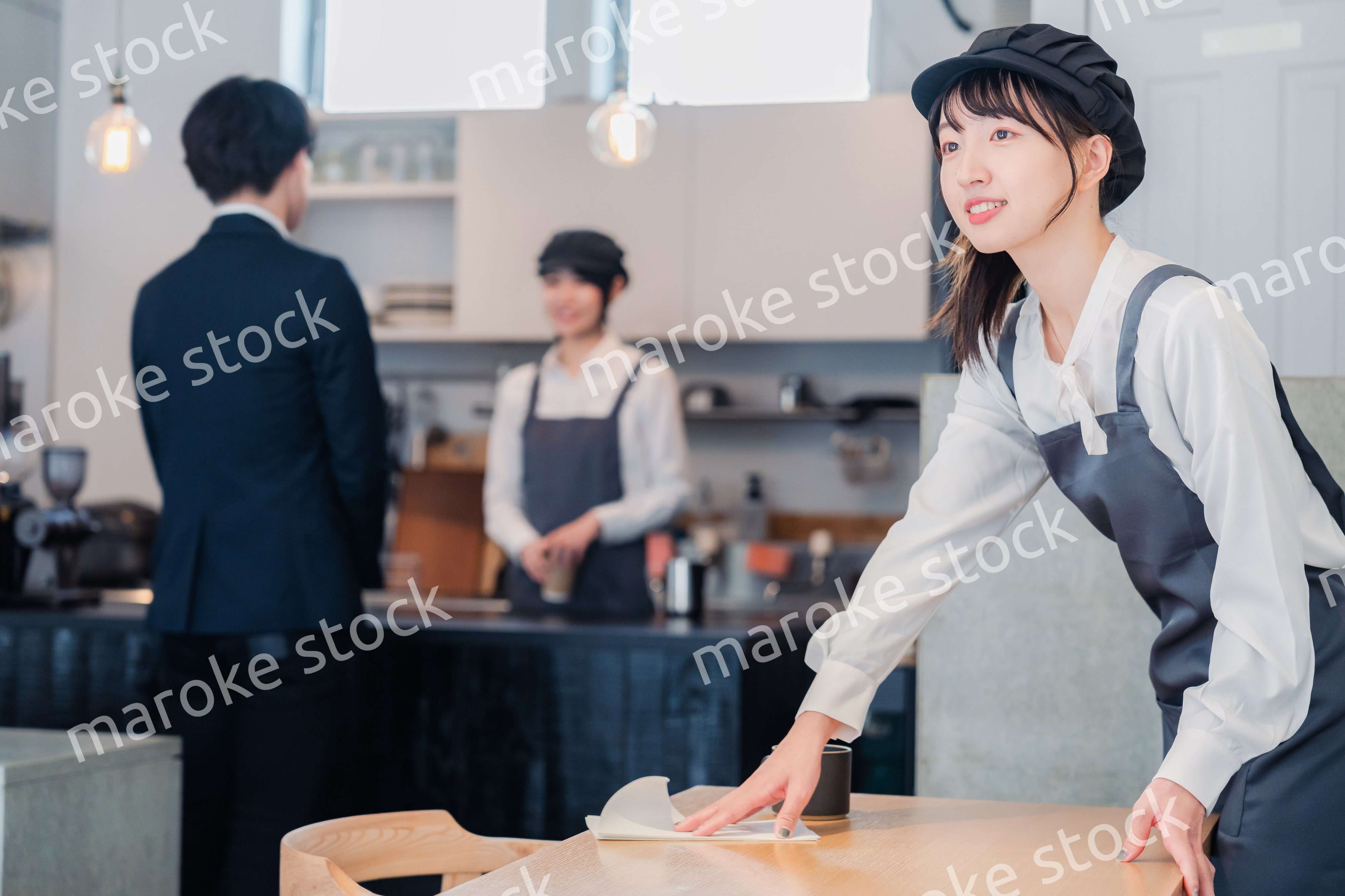 笑顔で働くカフェスタッフ
