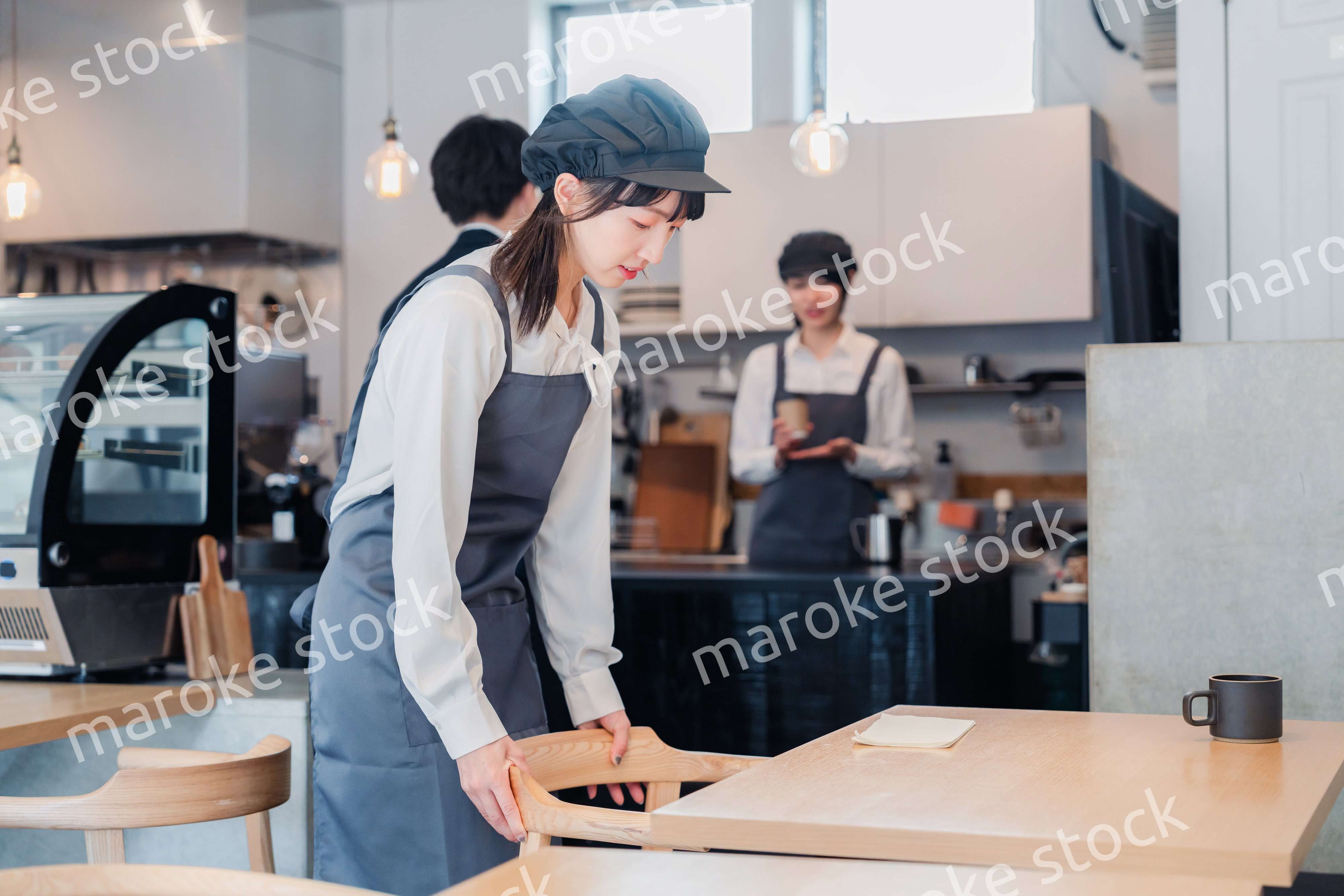 笑顔で働くカフェスタッフ