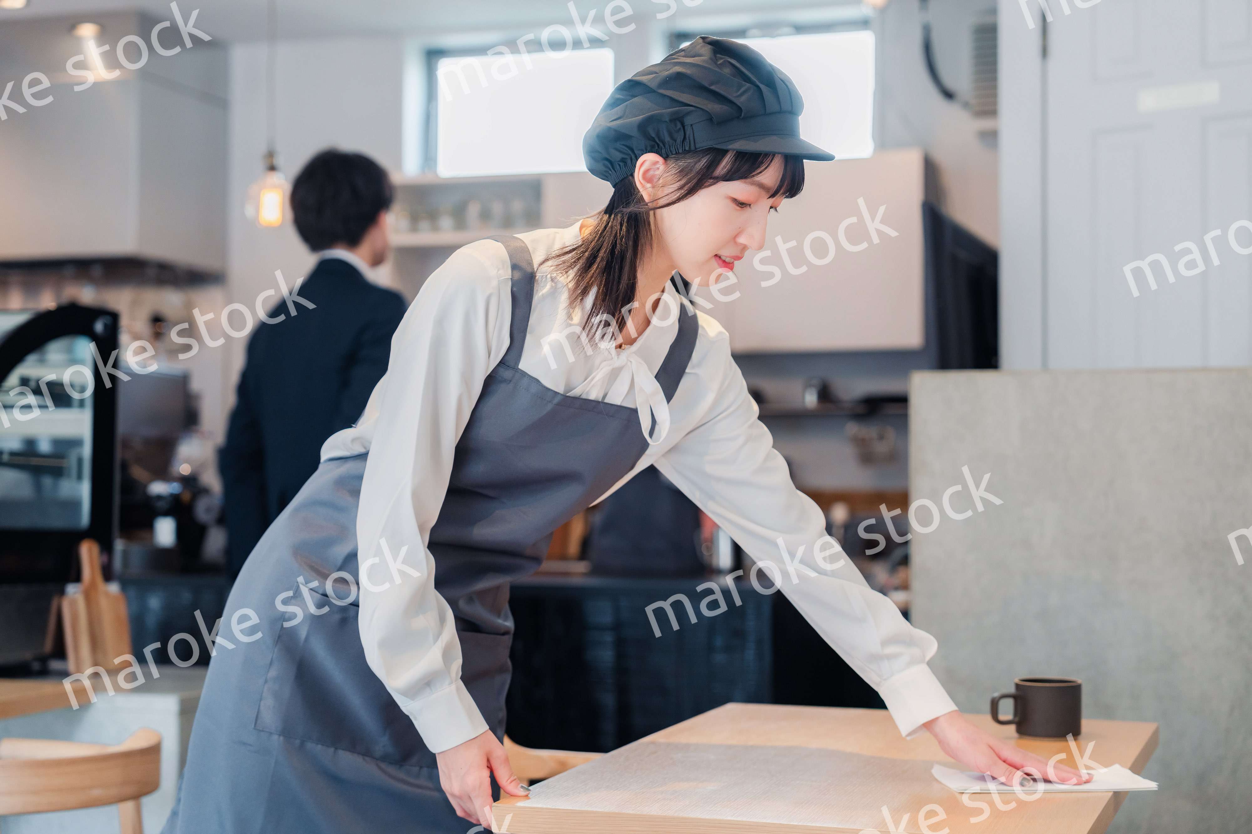 笑顔で働くカフェスタッフ