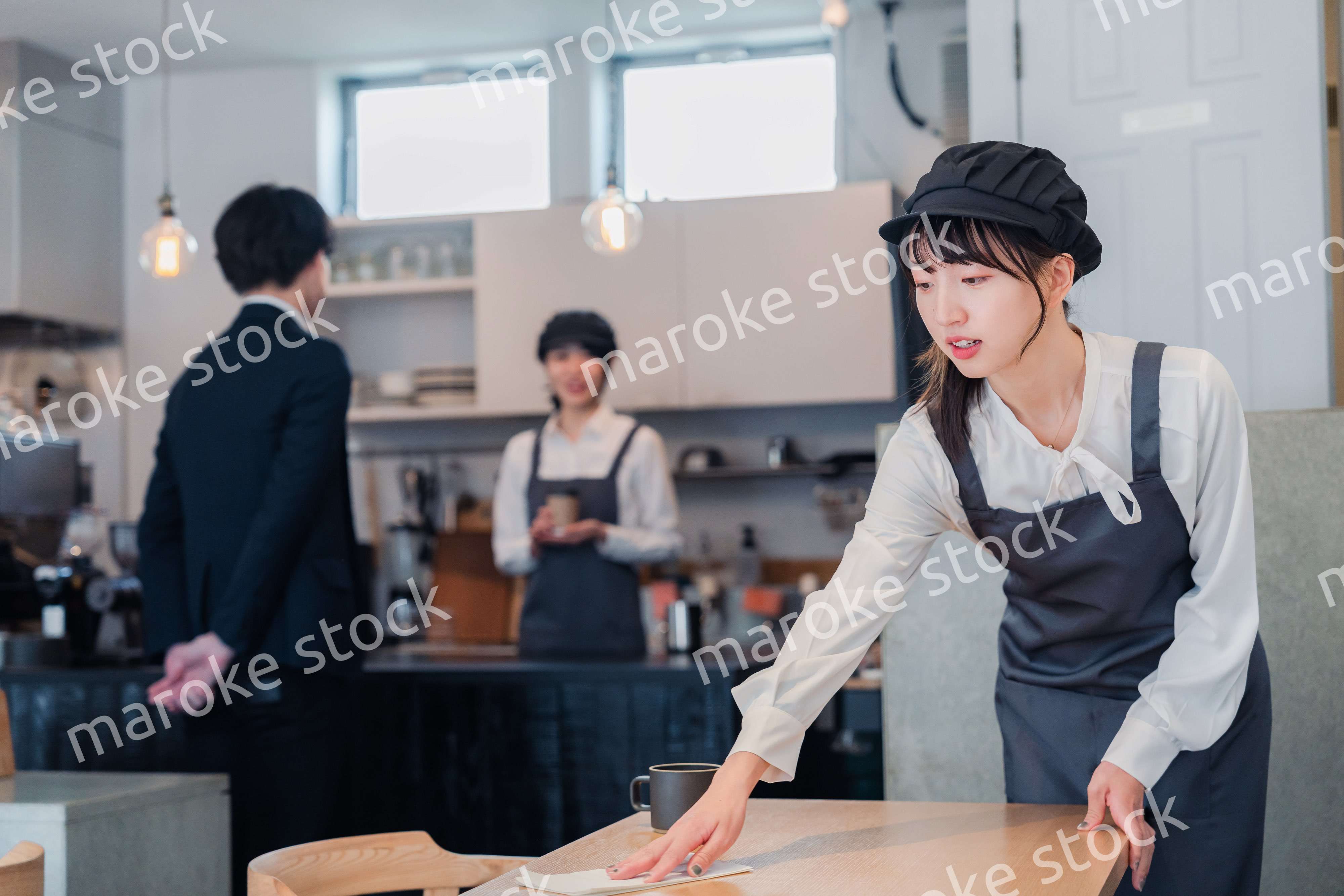 笑顔で働くカフェスタッフ