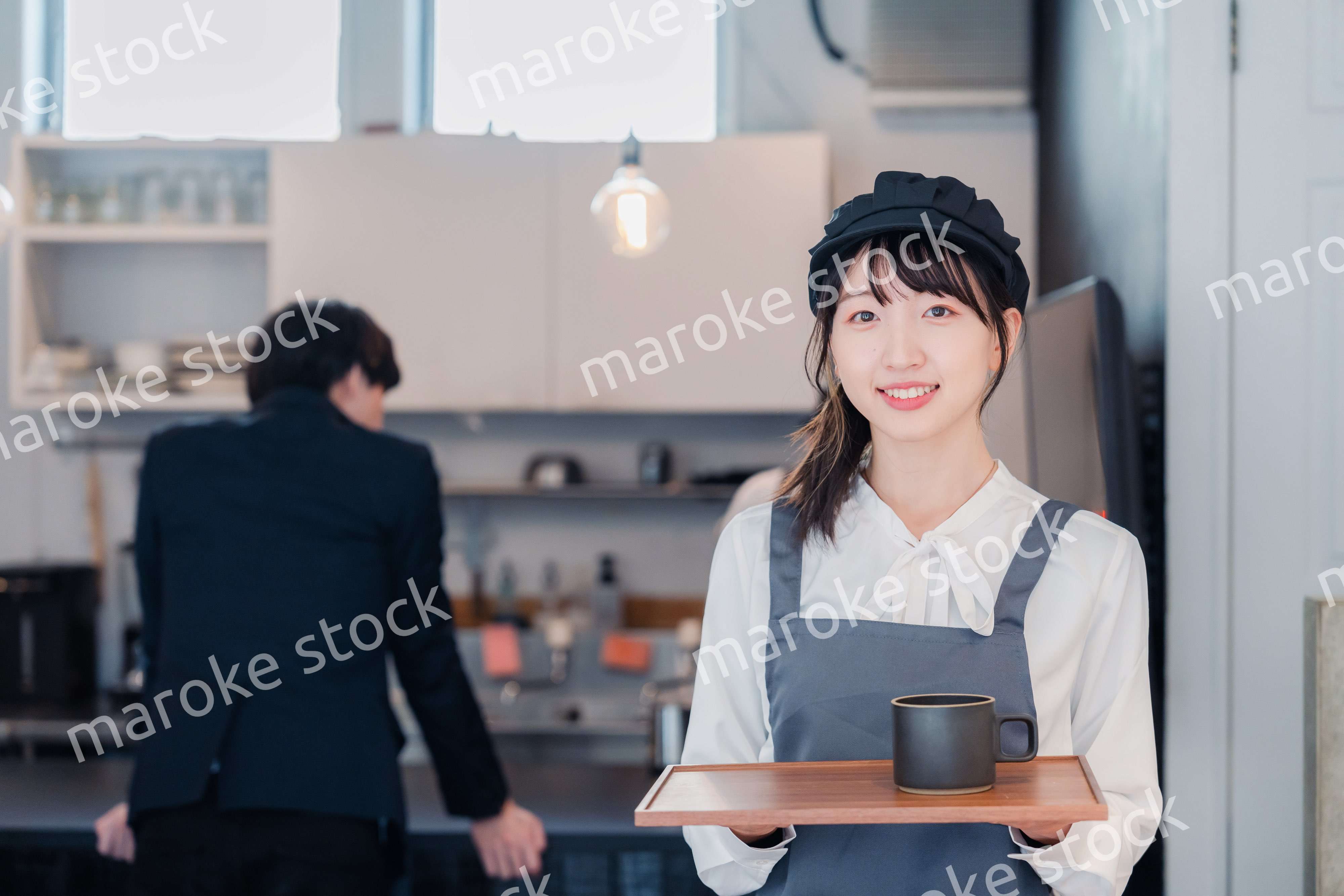 笑顔で働くカフェスタッフ