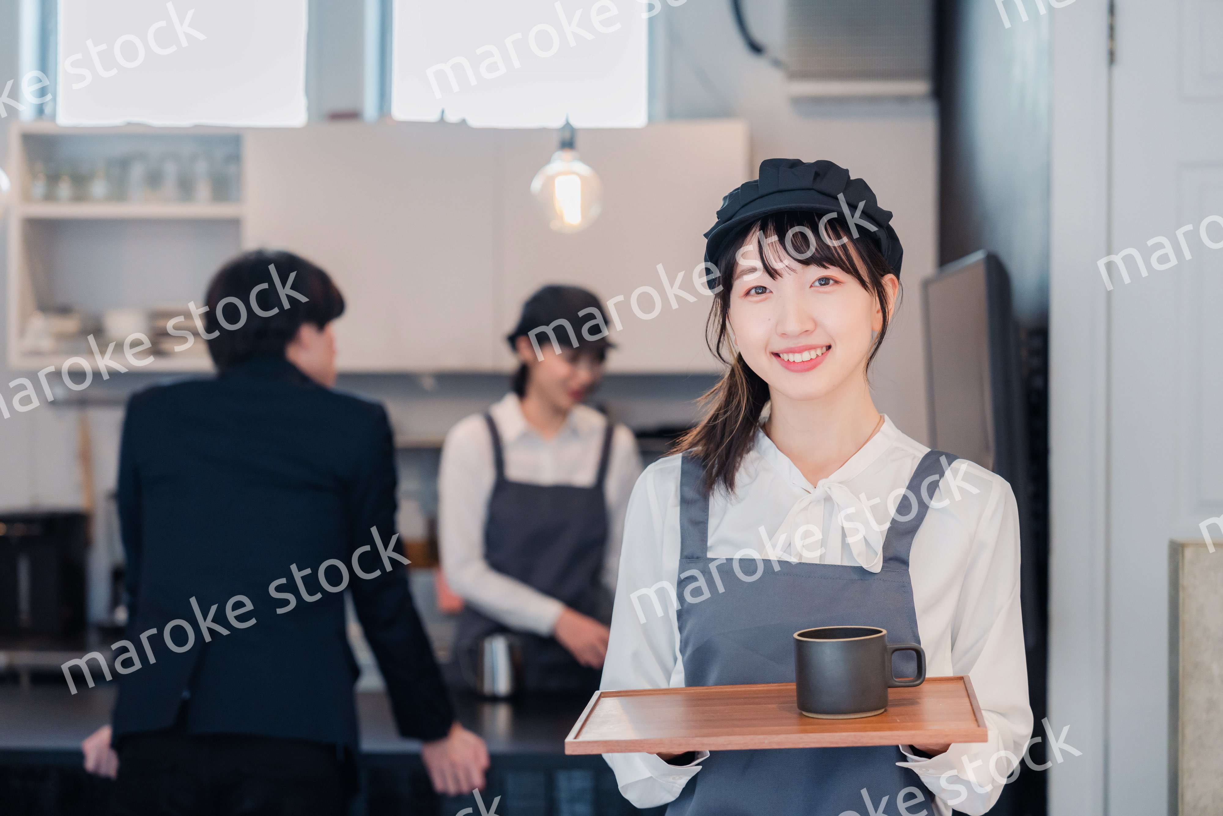 笑顔で働くカフェスタッフ