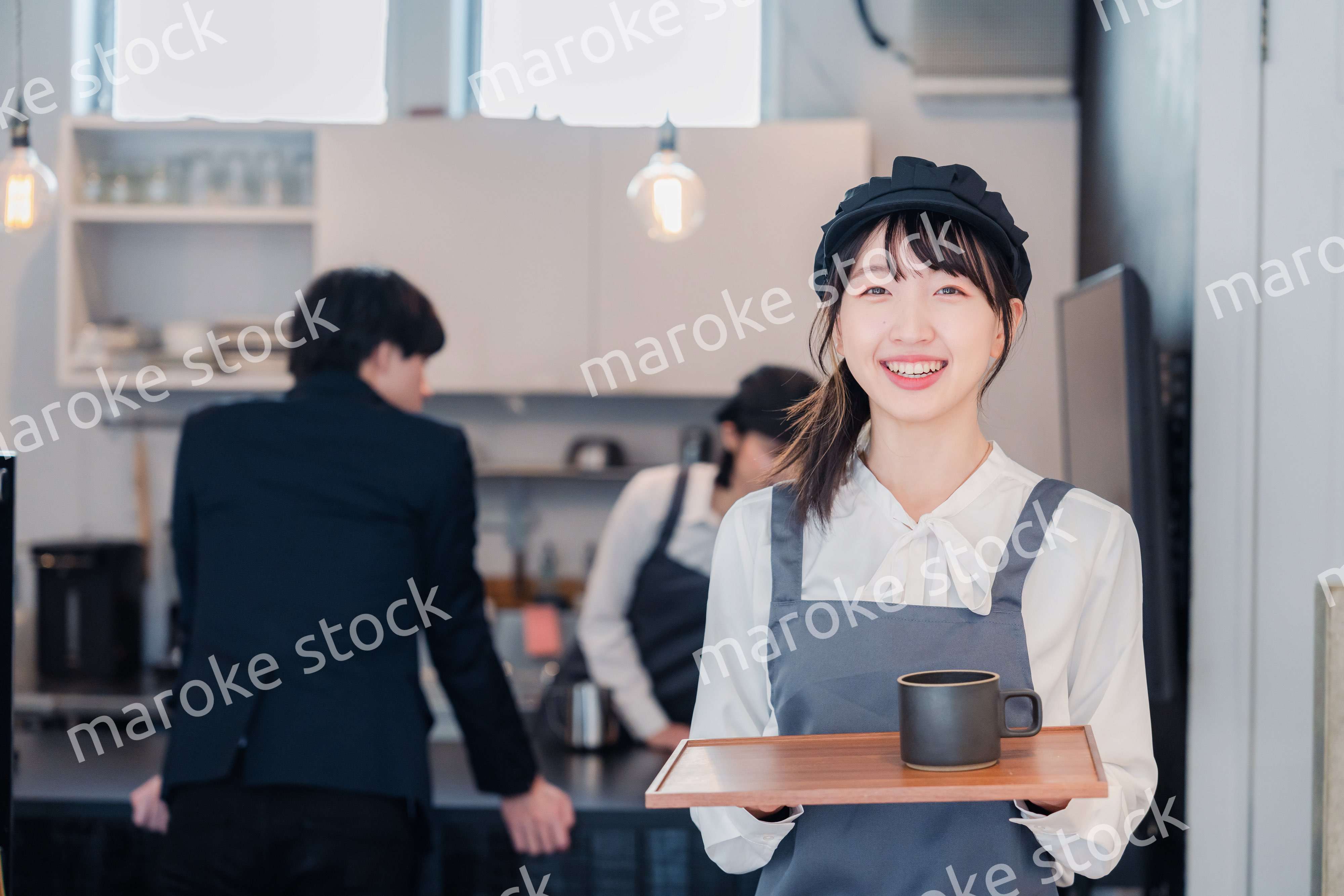 笑顔で働くカフェスタッフ