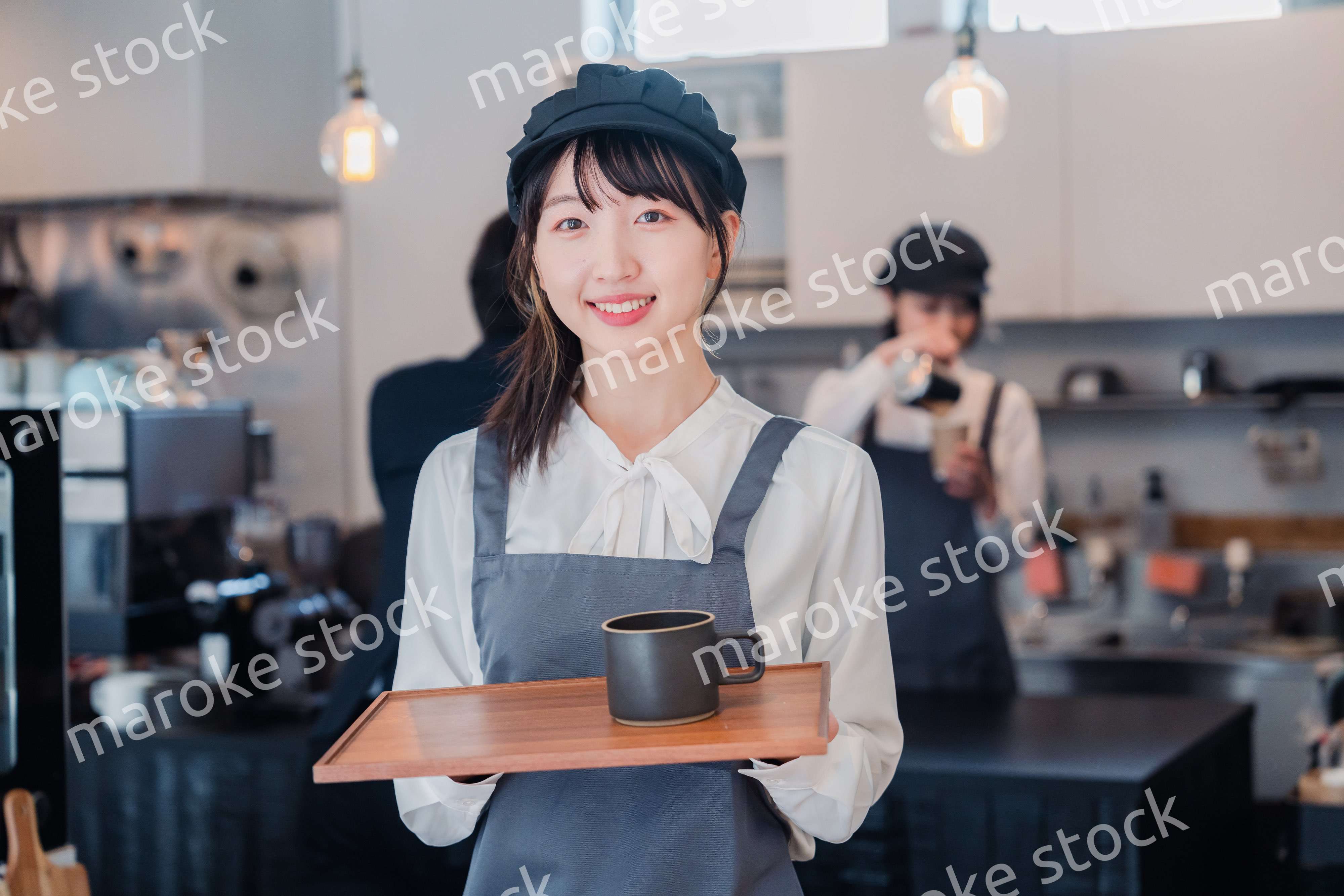 笑顔で働くカフェスタッフ