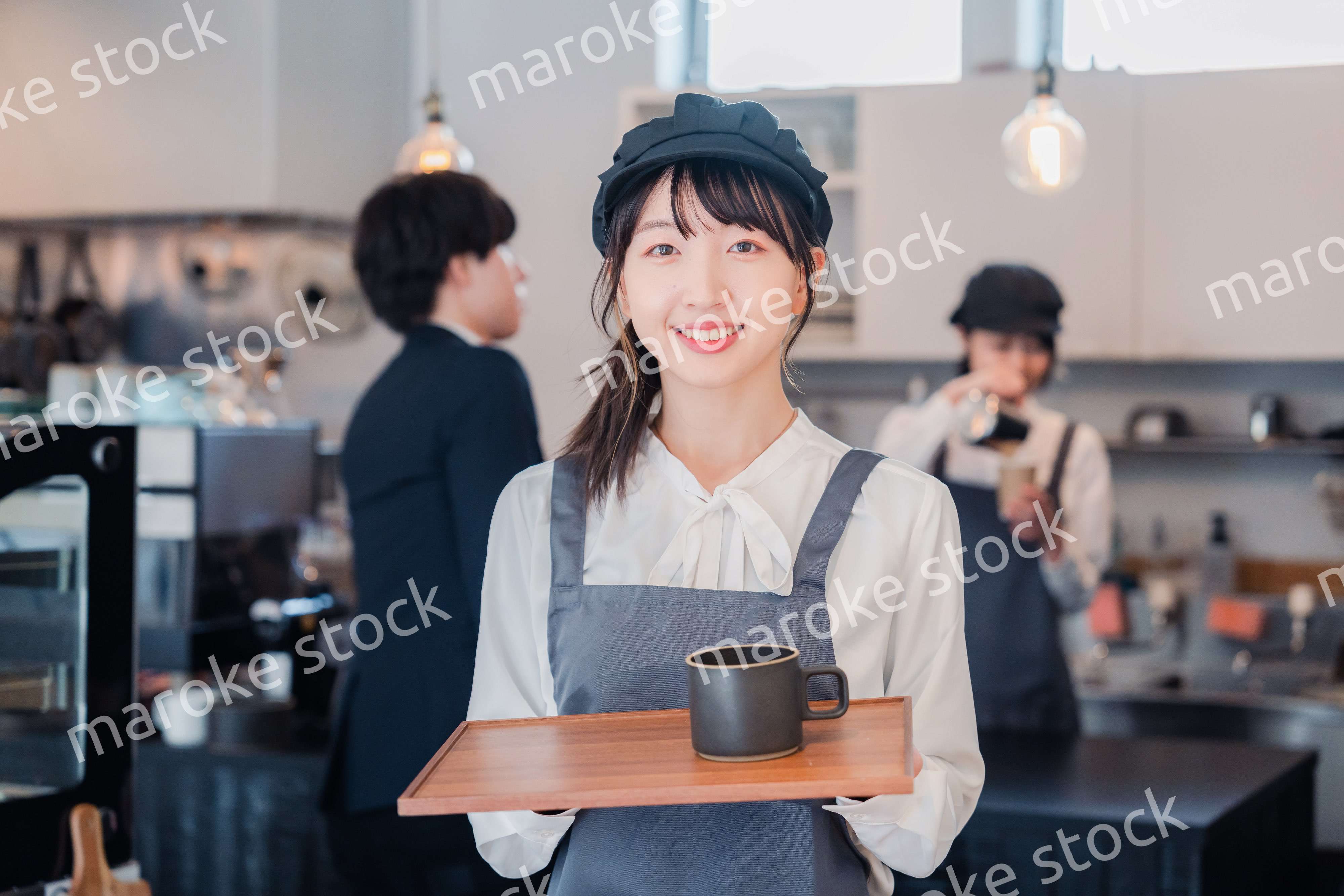 笑顔で働くカフェスタッフ