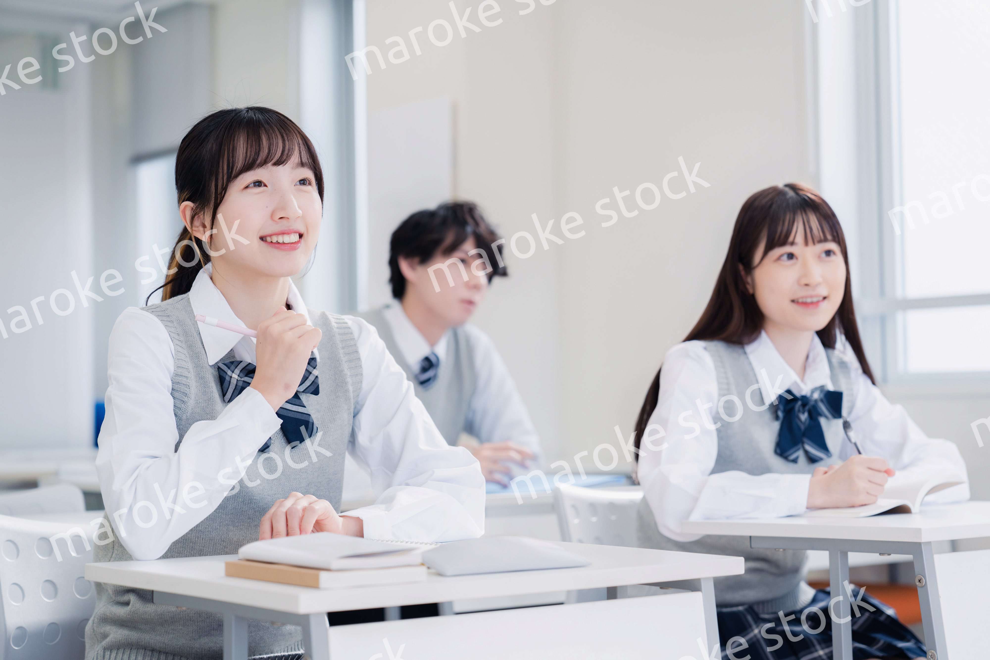 教室で楽しく授業を受ける高校生